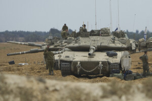 moyen orient les medias et les blindes de larmee israelienne avancent dans le centre de gaza