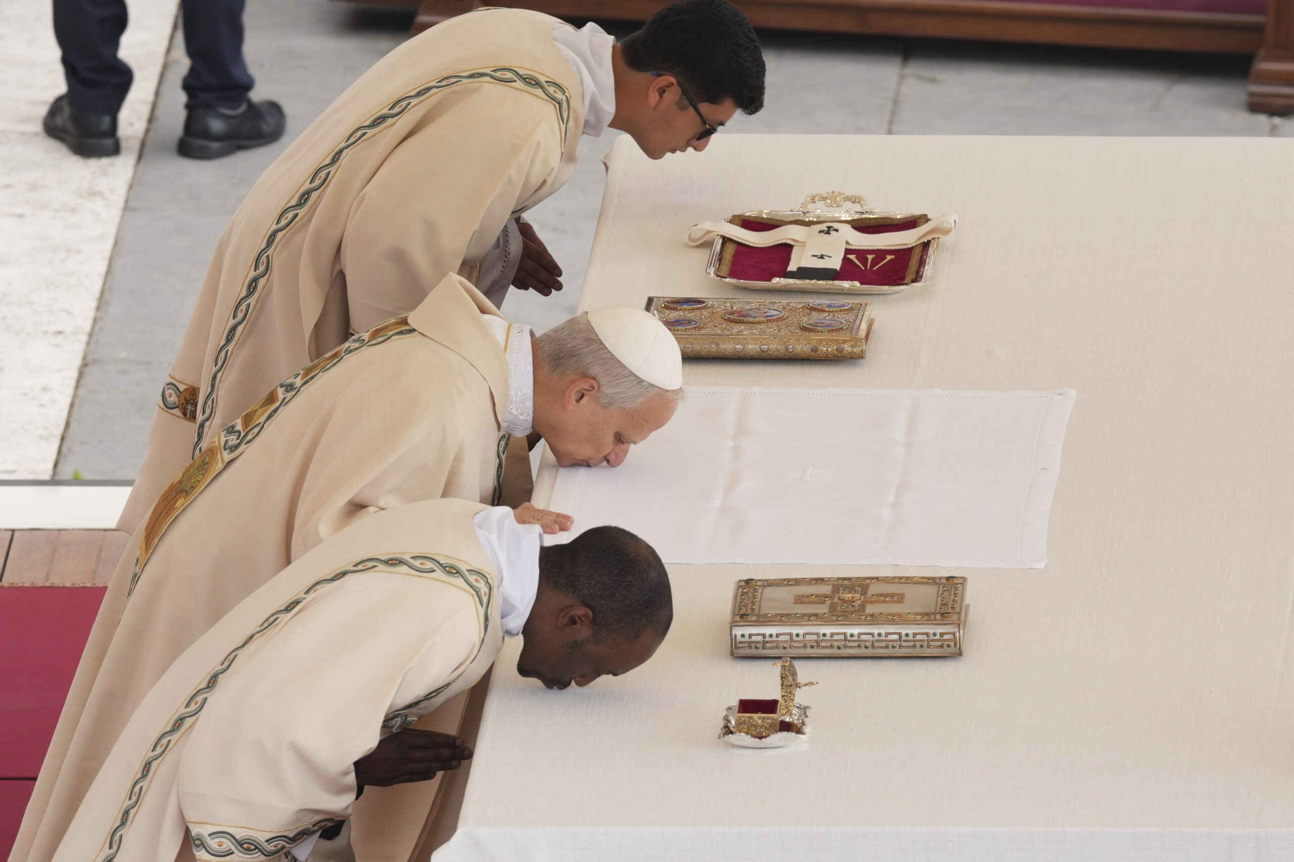 le pape leon xiv messe inaugurale terminee place maintenant aux hommages des delegations scaled
