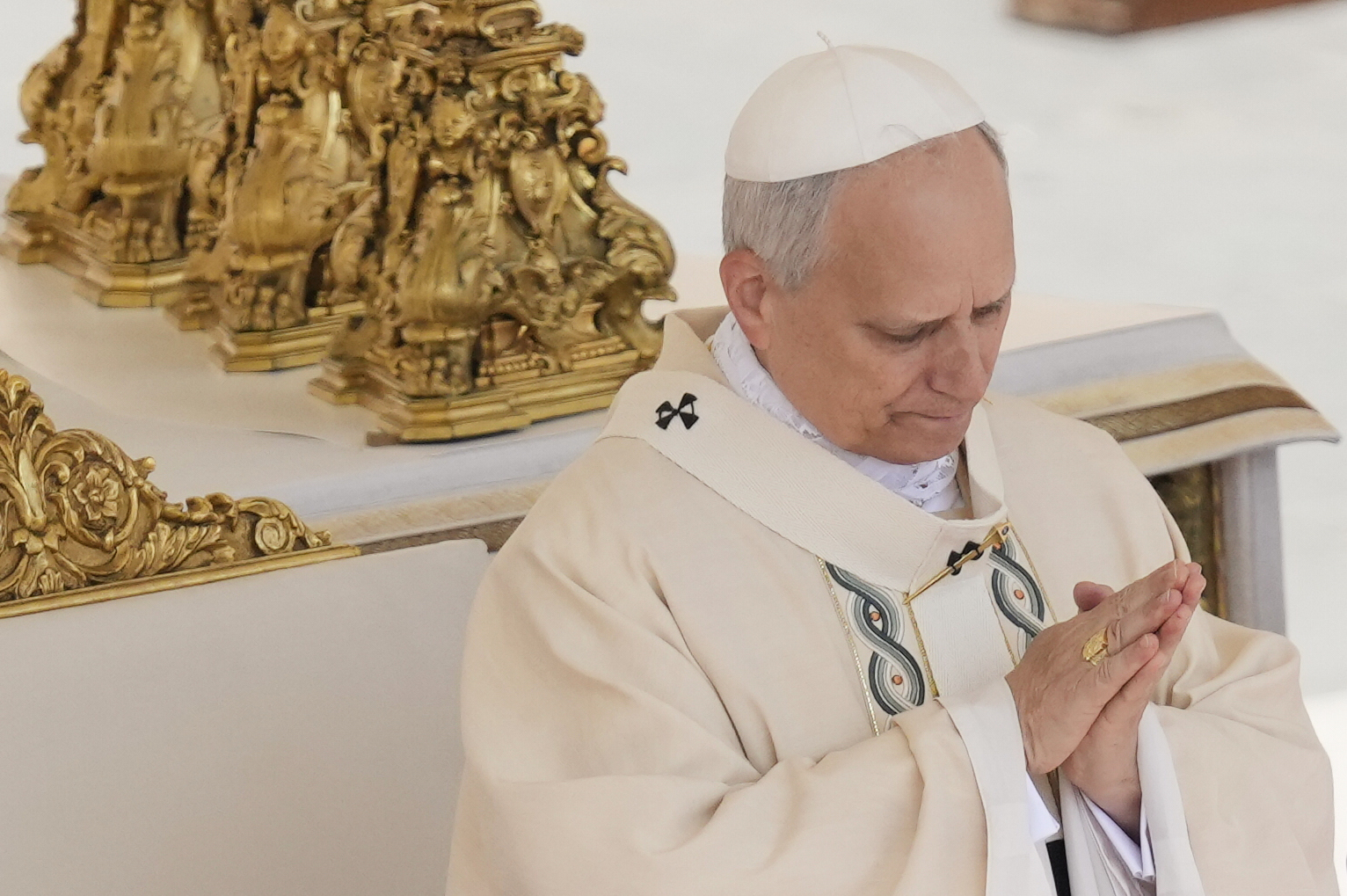 le pape leon xiv recoit le pallium et lanneau du pecheur