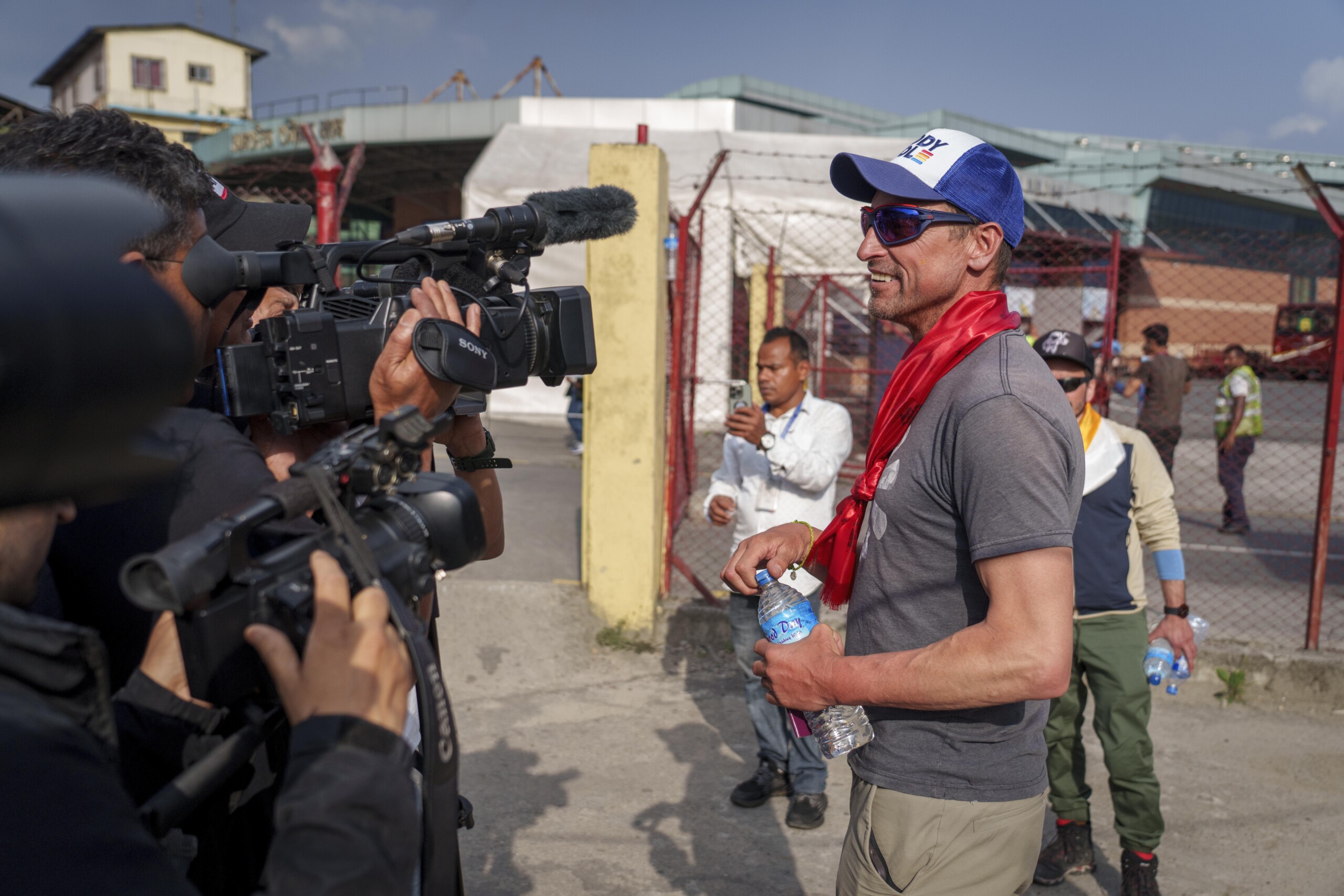 nepal un alpiniste britannique atteint leverest pour la 19e fois un record scaled