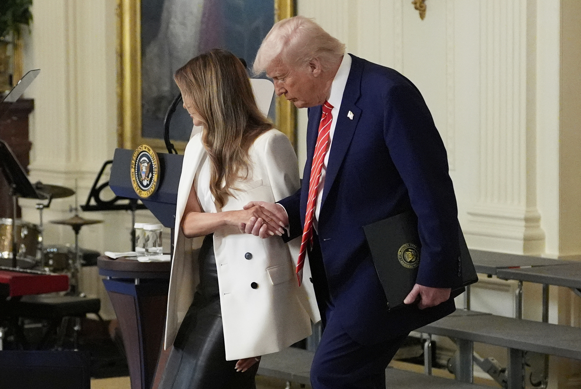 etats unis trump signe avec melania une loi contre la pornographie vengeresse