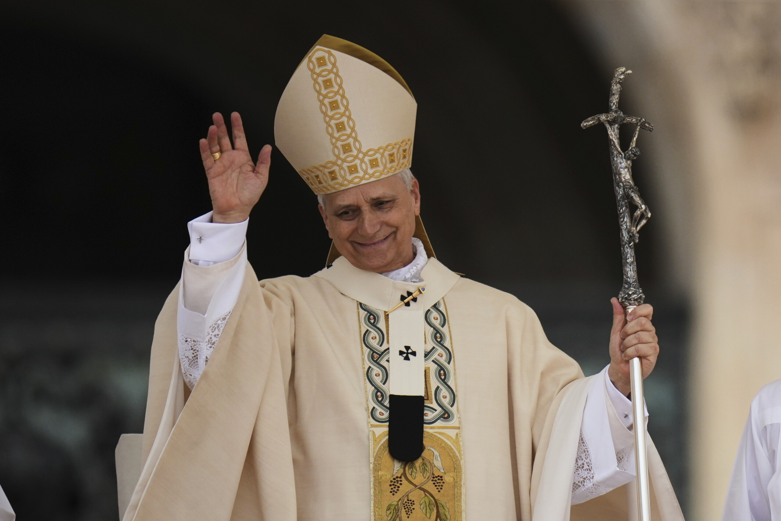 le pape leon xiv se rend a limproviste au dicastere des eveques scaled