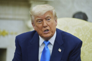 trump sen prend aux journalistes dans le bureau ovale vous etes des idiots
