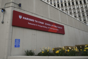 etats unis la maison blanche bloque les inscriptions detudiants etrangers a harvard