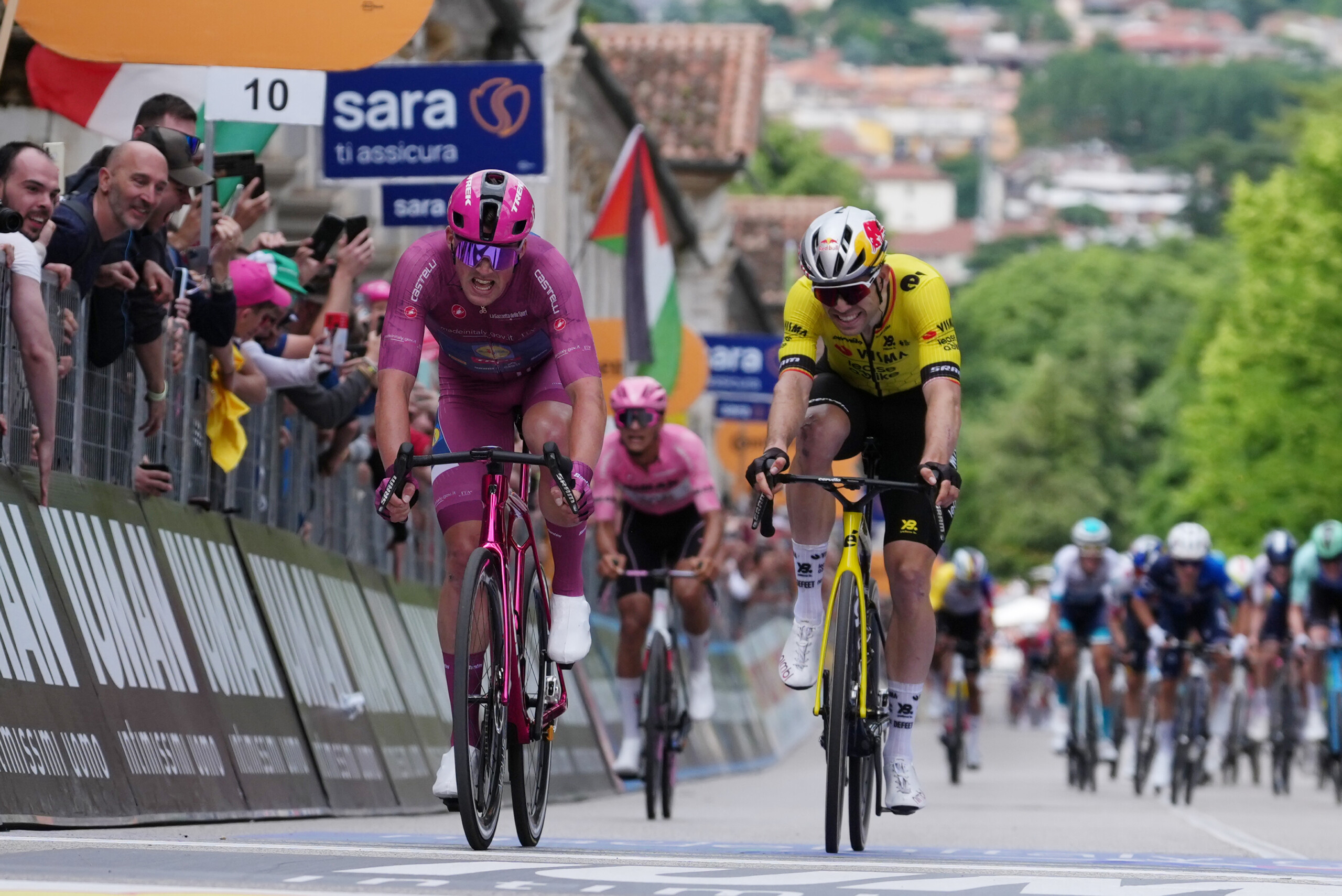 giro ditalia pedersen remporte egalement la 13e etape del toro reste en rose scaled