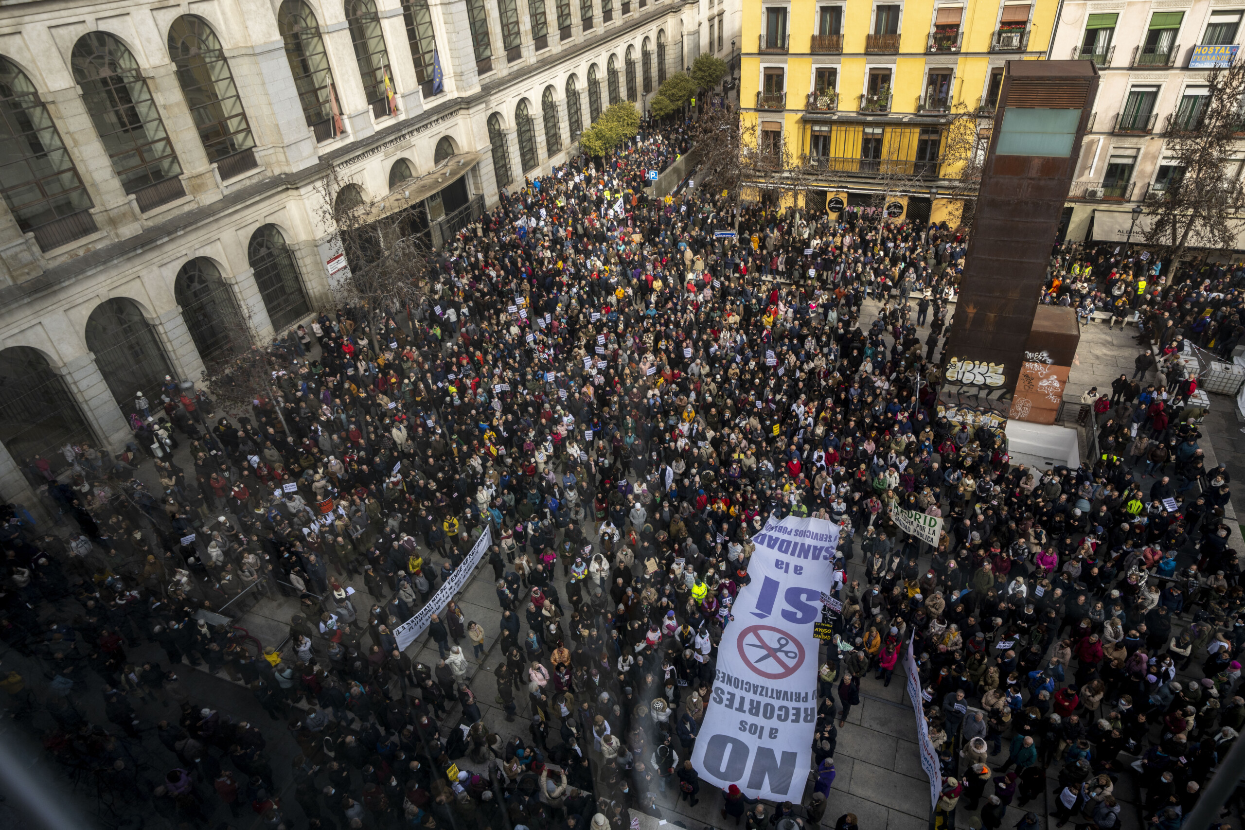 a madrid des milliers de personnes descendent dans la rue pour defendre la sante publique scaled