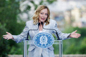 elections municipales la droite minimise le revers meloni rencontre ses vice premiers ministres et relance les dossiers internationaux