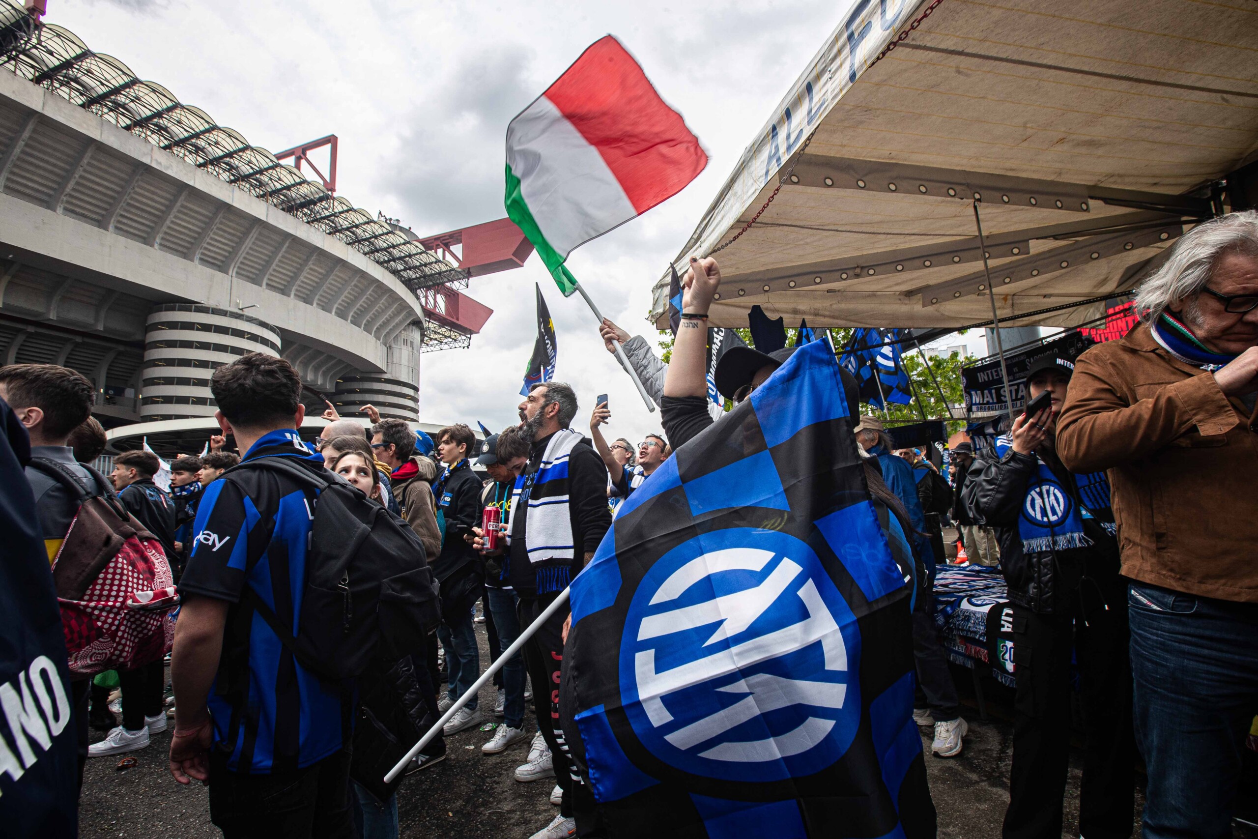 milan manifestation des ultras devant le siege de linter pour les billets de la finale de la ligue des champions scaled