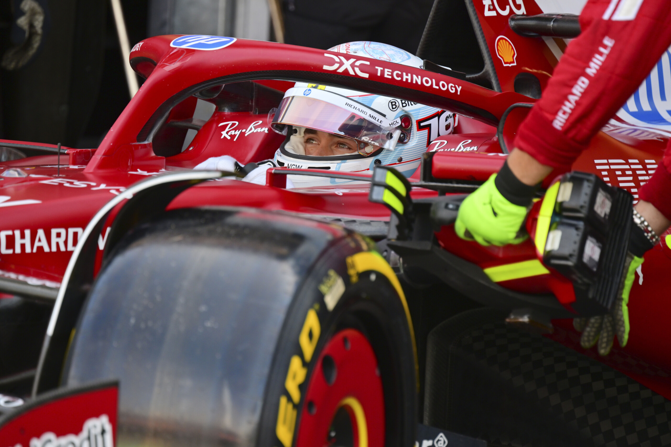f1 gp despagne nouvelle casquette pirelli du podium et pneus plus durs scaled