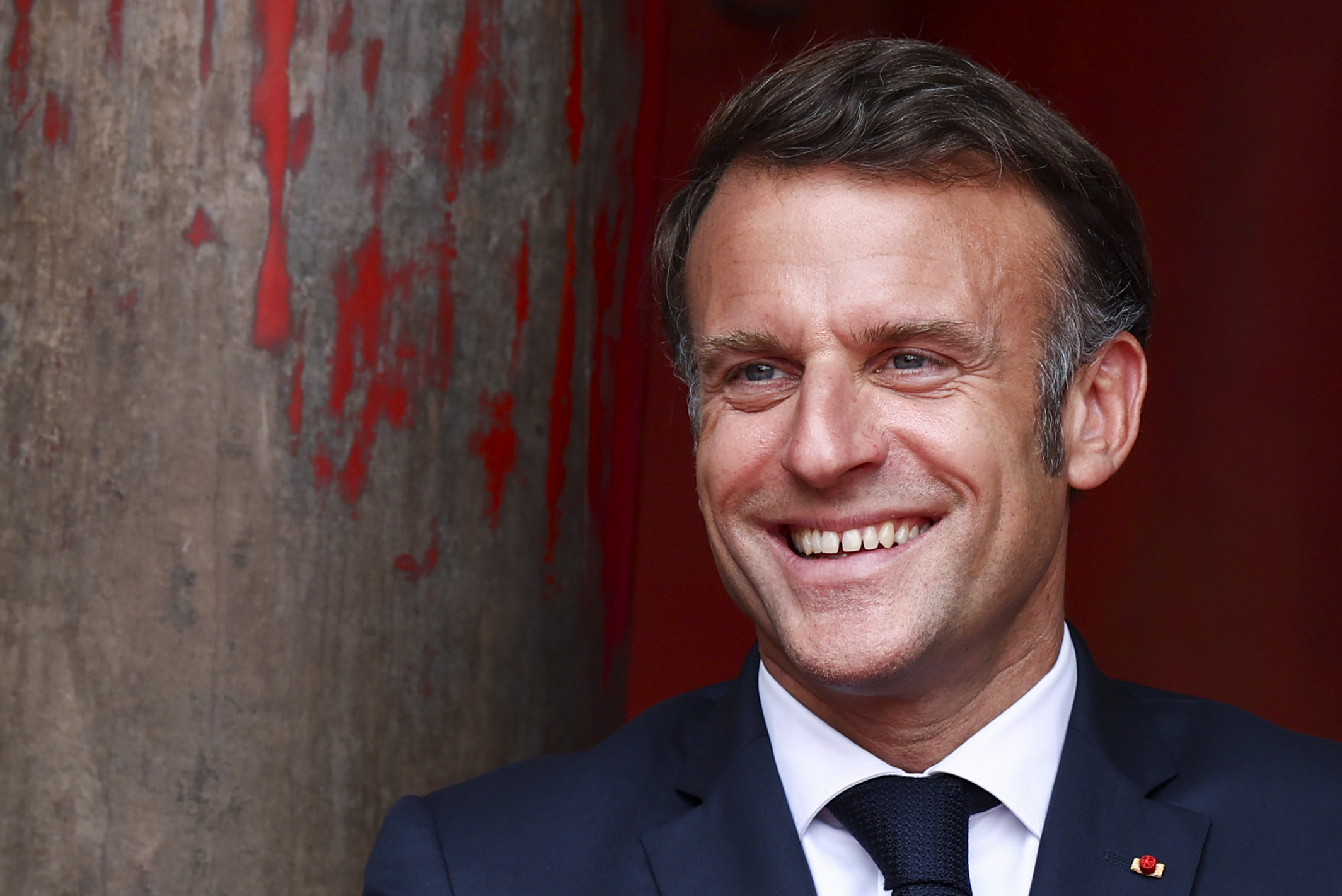 france image de macron avec un oeil au beurre noir pour promouvoir un cours dautodefense