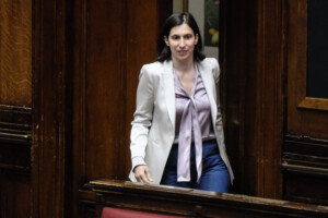 gouvernement schlein meloni enfermee dans son palais les italiens vont plus mal avec elle