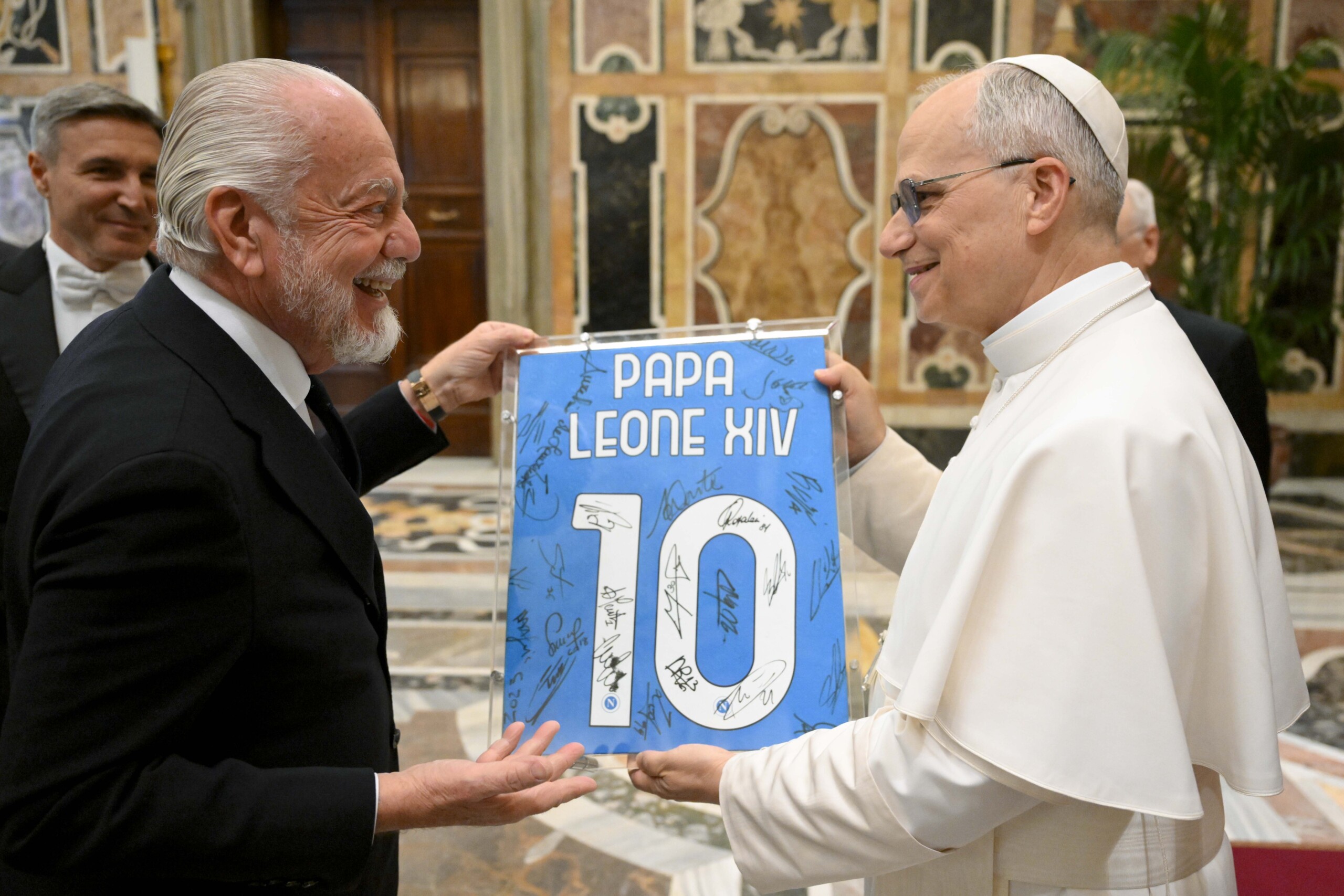 le pape leon xiv accueille le napoli campione ditalie victoire de lequipe vous etes les bienvenus scaled