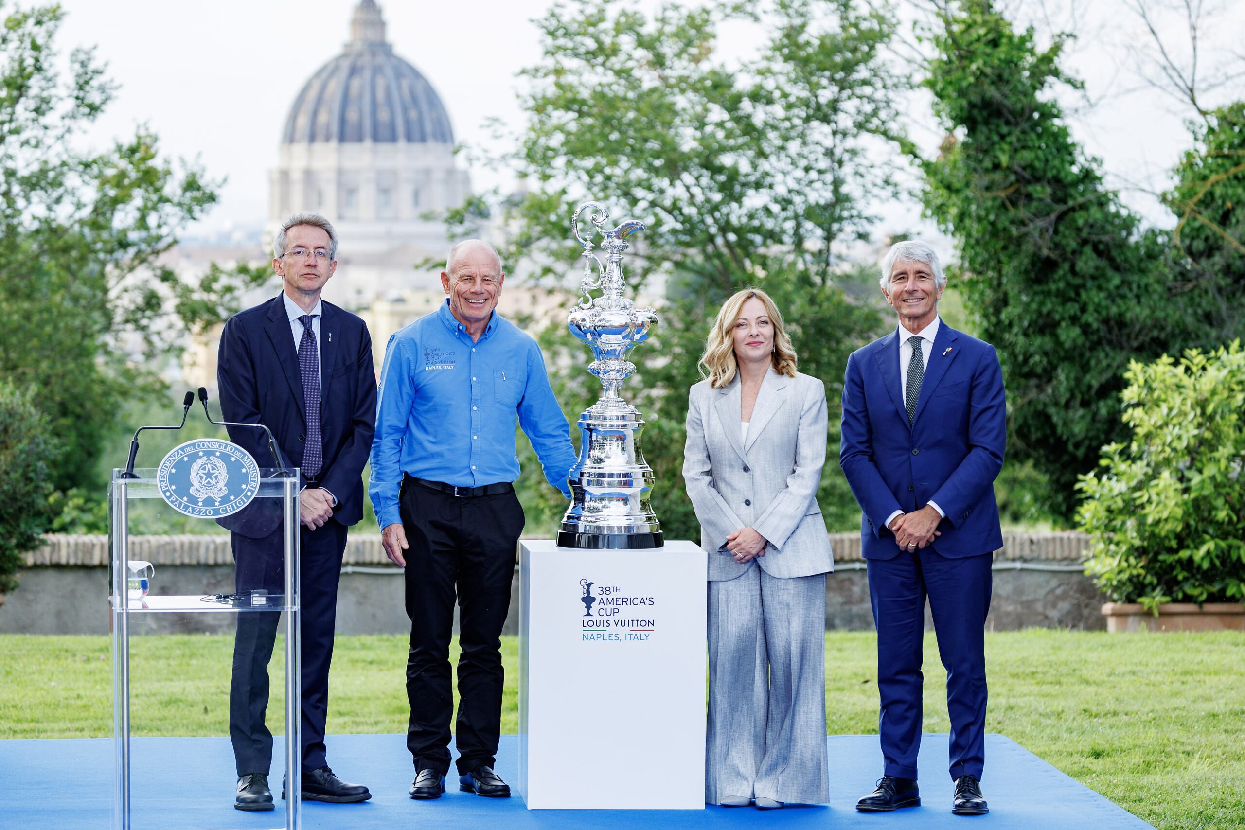 americas cup le trophee a naples pour la presentation de la 37e edition scaled