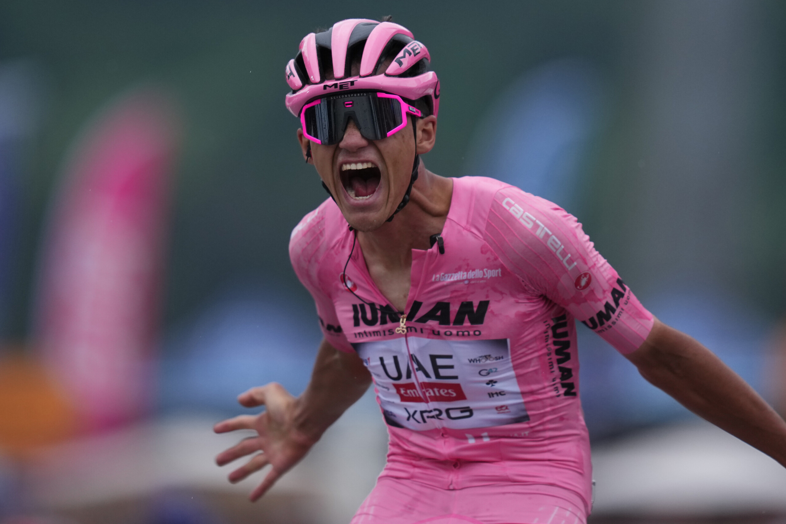 giro ditalia del toro remporte la 17e etape a bormio et conserve le maillot rose scaled