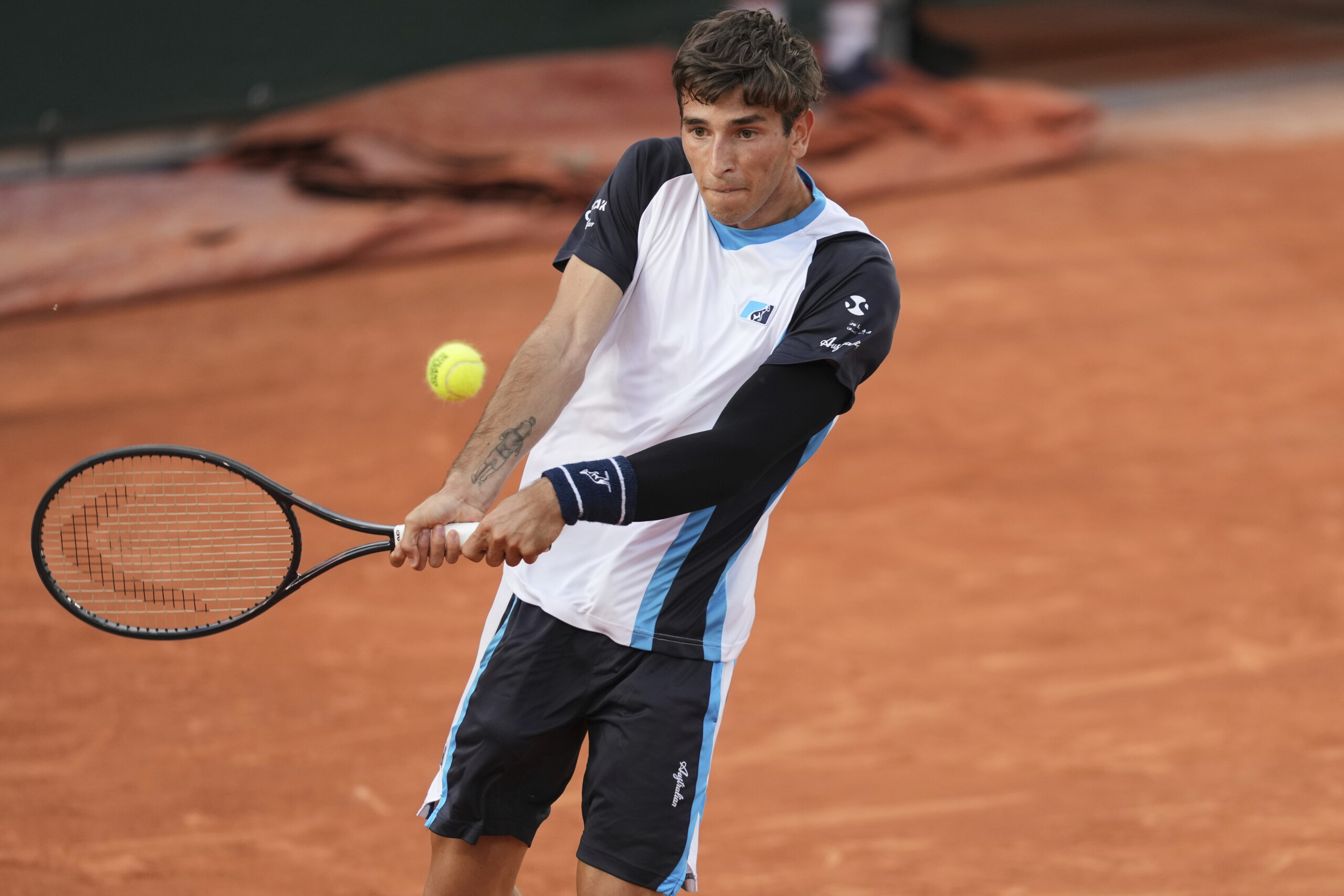 roland garros gigante bat tsitsipas et accede au troisieme tour scaled