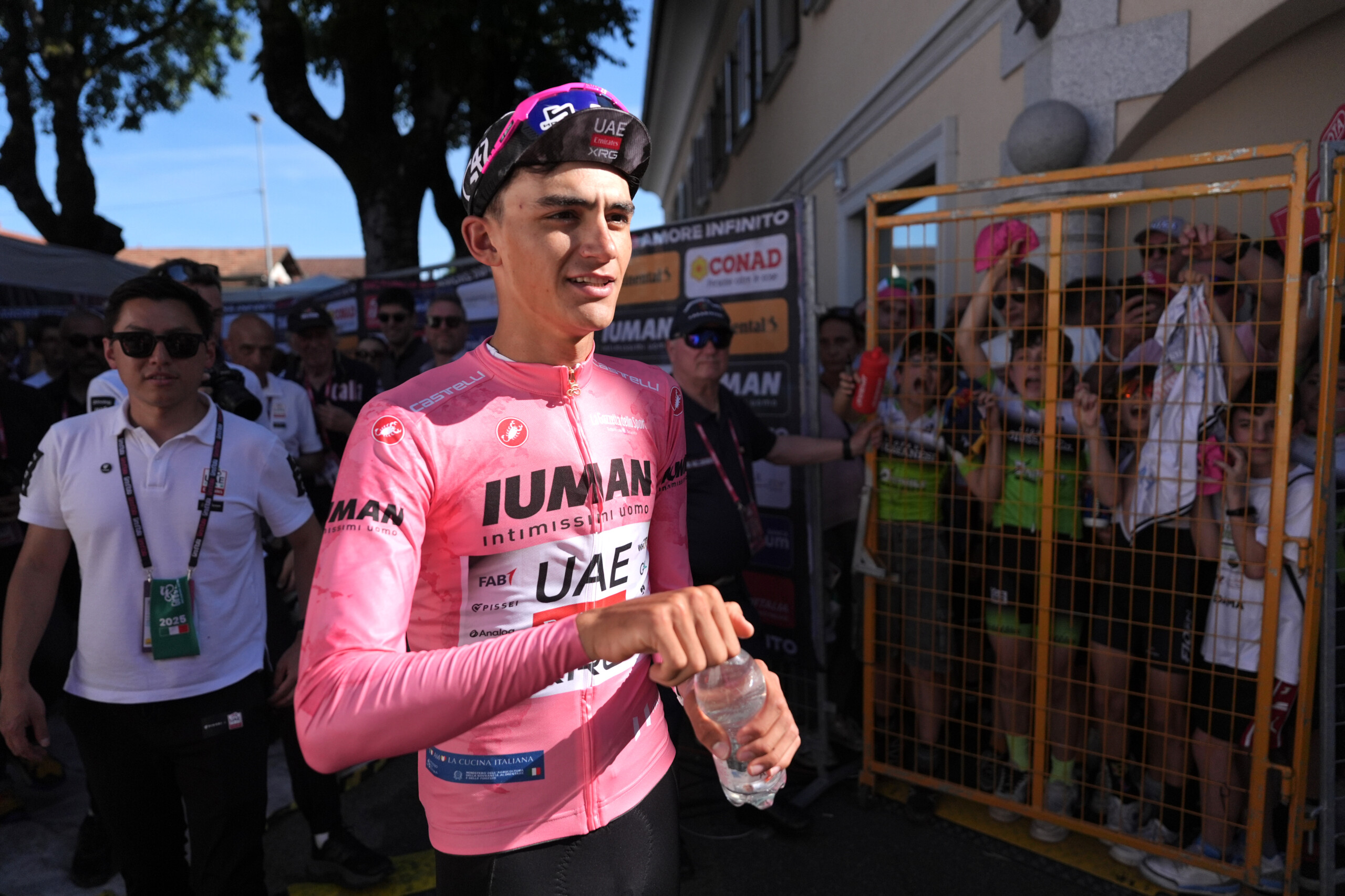 giro ditalia del toro reste en maillot rose scaled