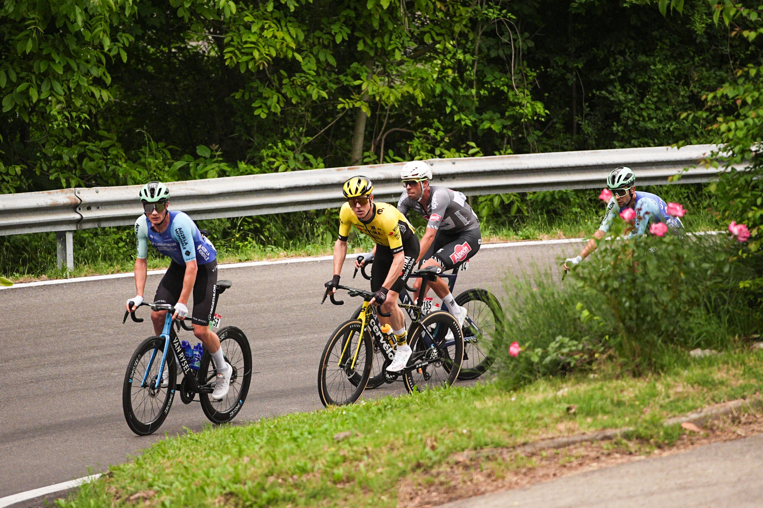 giro ditalia prodhomme gagne a champoluc del toro reste en rose scaled