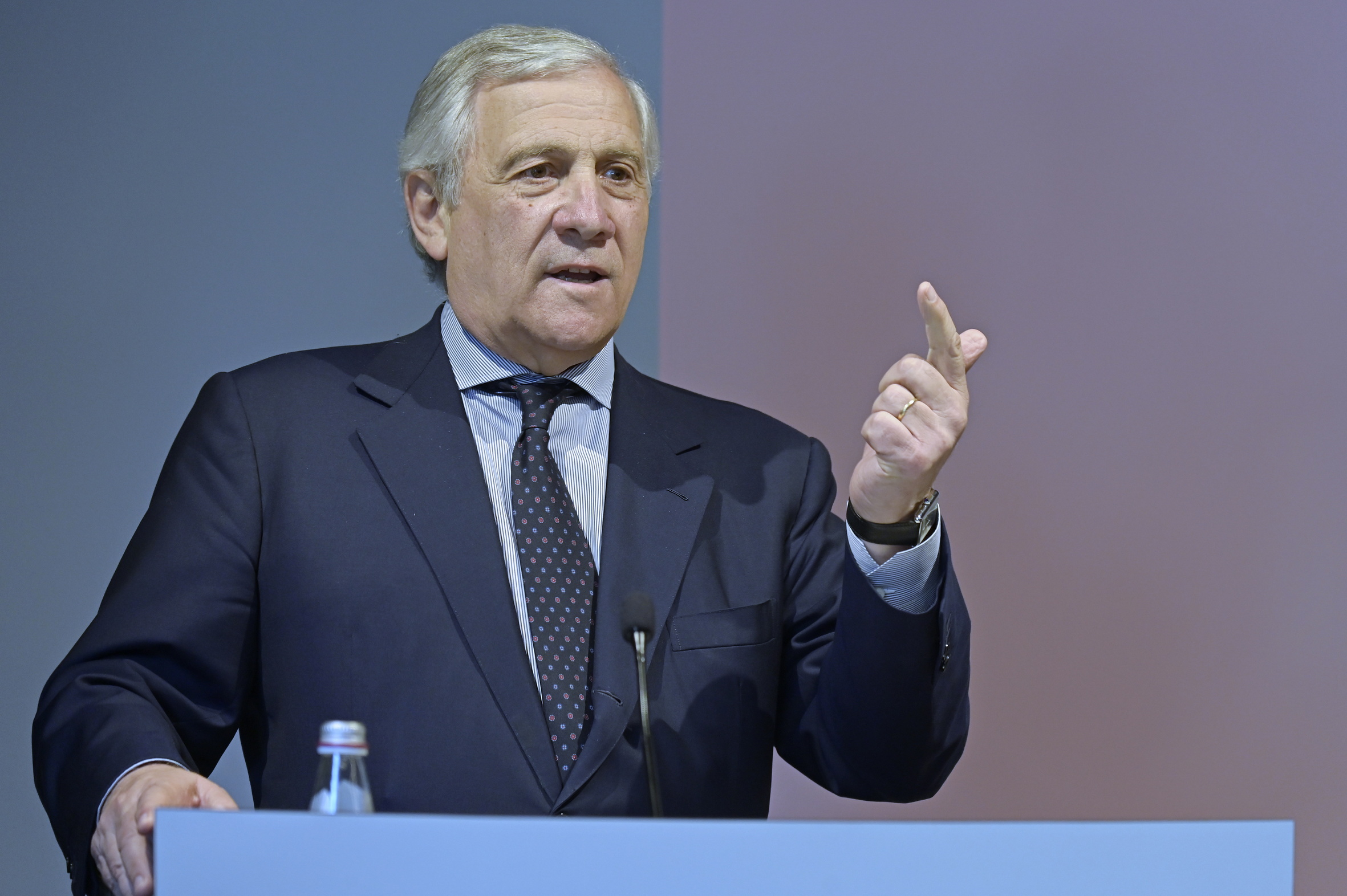 fi tajani pas de scandale si fedez nous parle du malaise des banlieues pas peur du debat