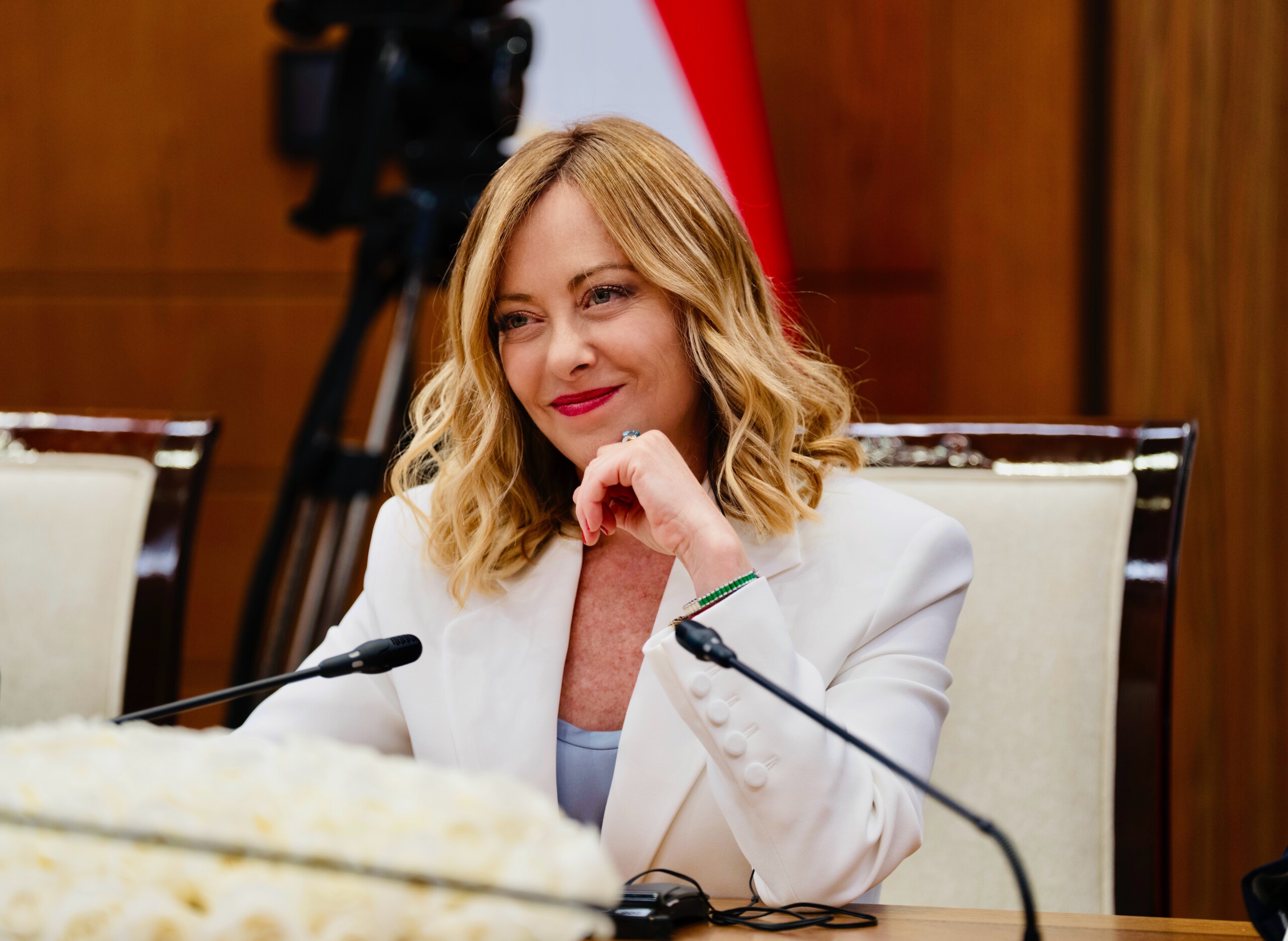 gouvernement meloni sur les menaces contre sa fille la politique doit sunir contre ce climat malsain scaled
