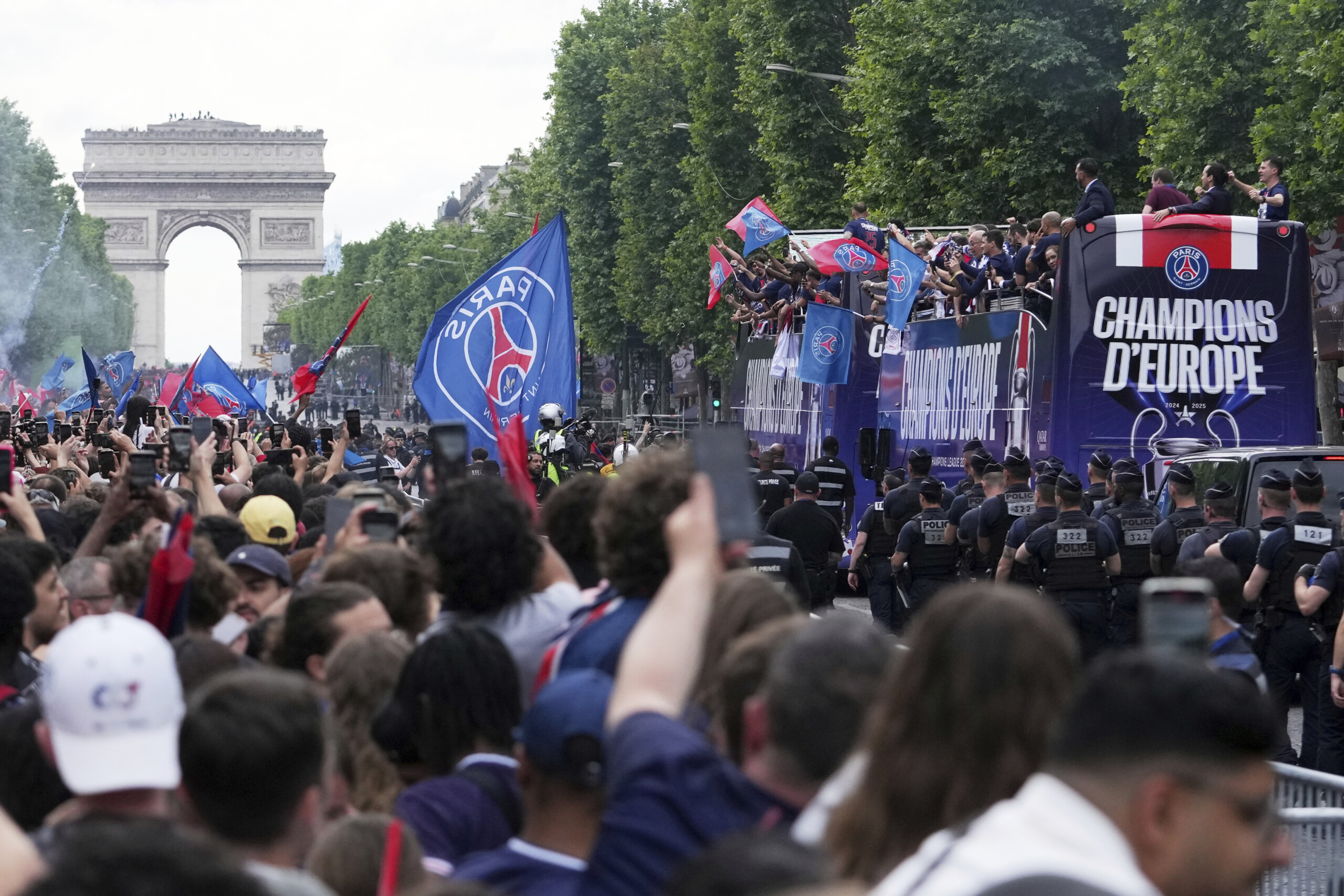 champions le psg defile sur les champs elysees avec le trophee scaled