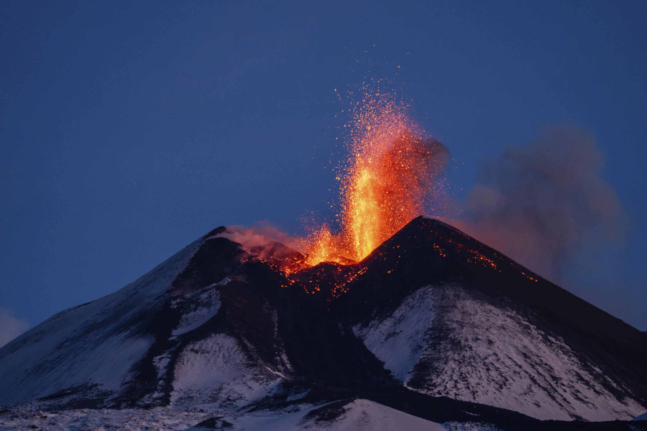 etna effondrement du flanc du cratere sud est haute colonne de fumee scaled