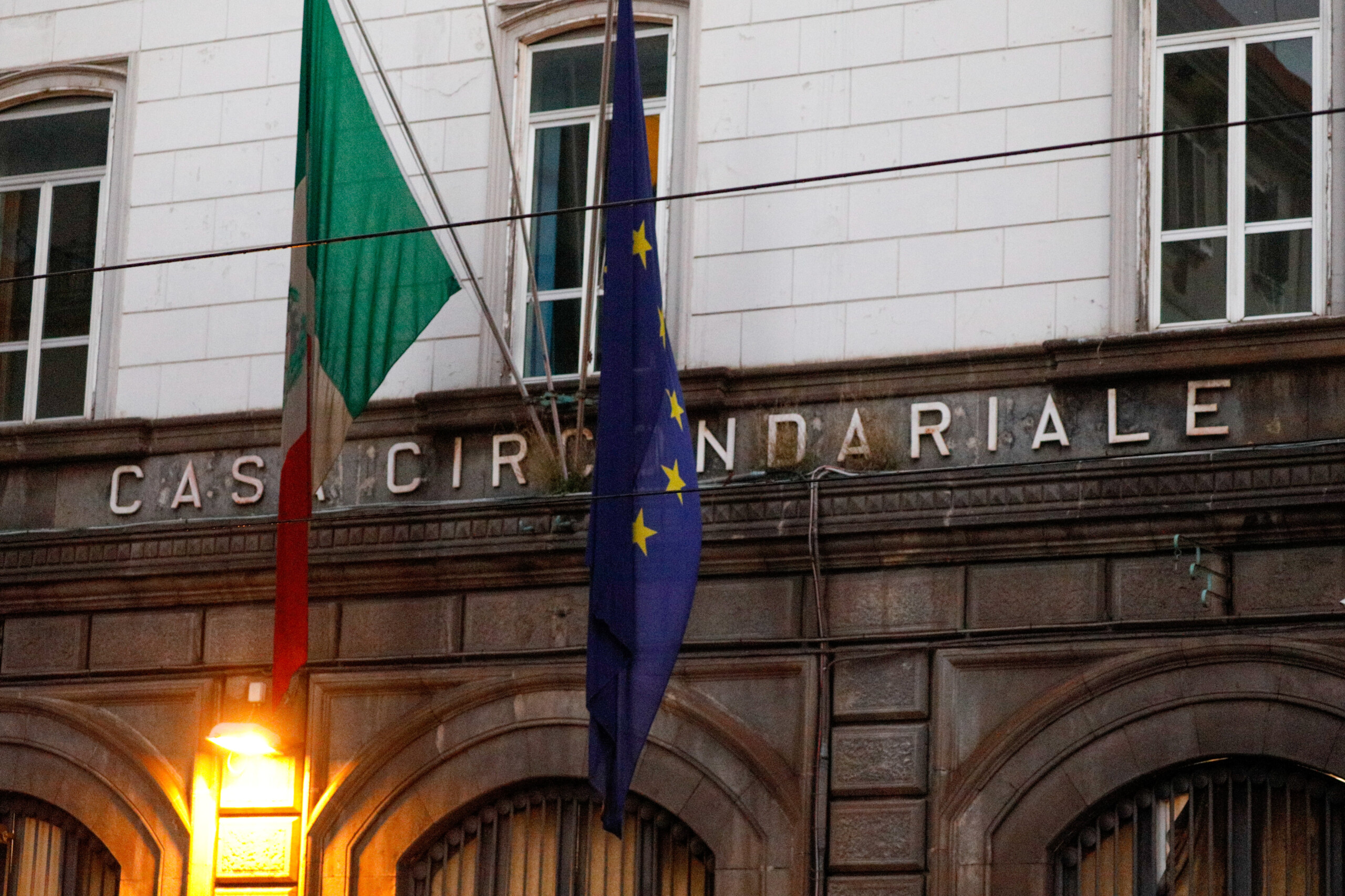 naples un jeune homme de 18 ans arrete pour feminicide a afragola transfere dans une autre prison scaled