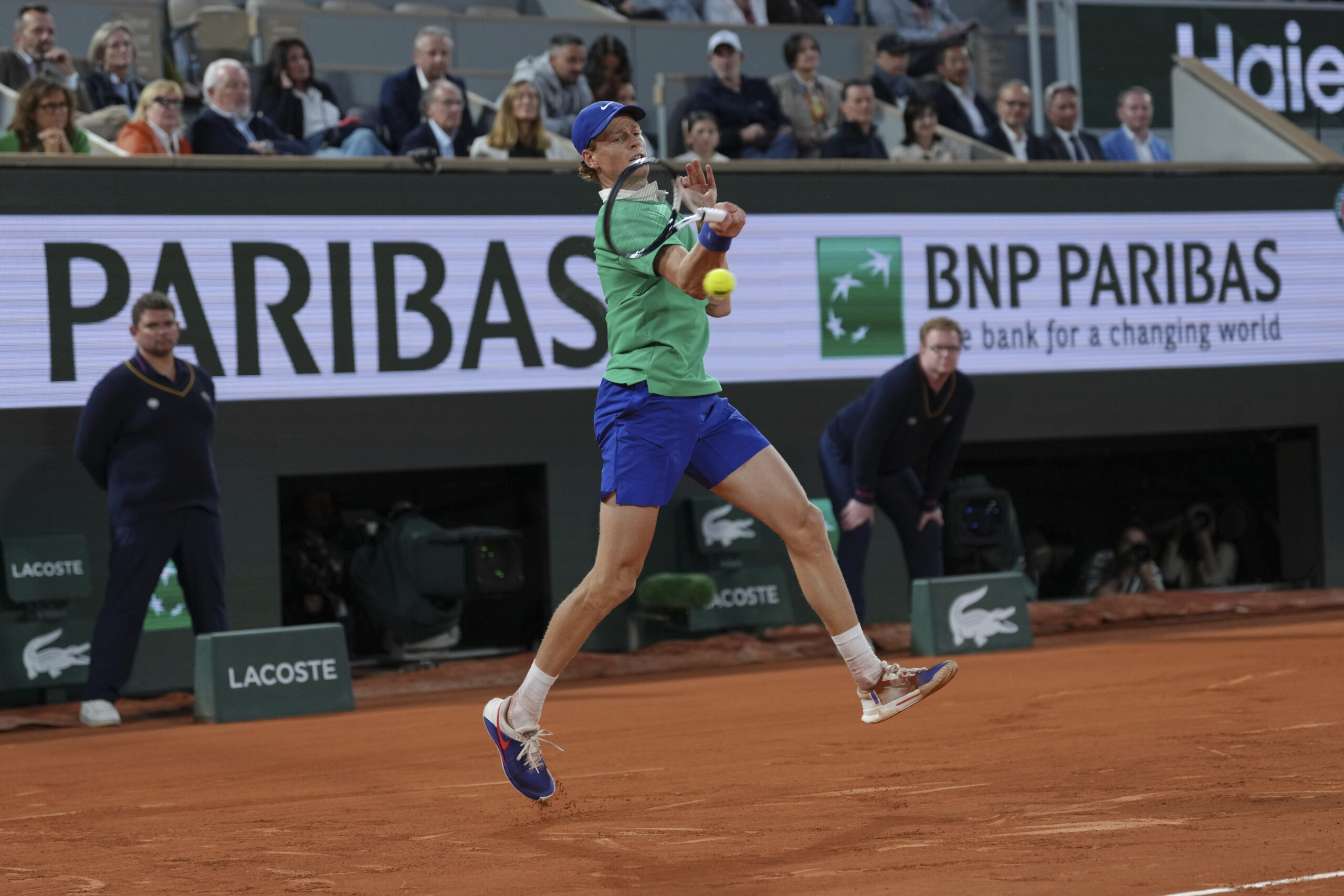 roland garros sinner en quarts de finale rublev elimine en trois sets scaled