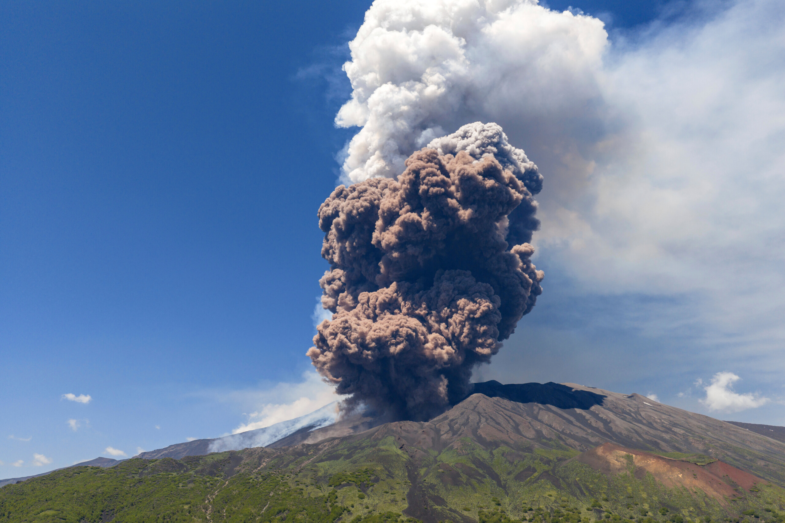 etna une chercheuse de lobservatoire etneen de lingv un nuage enflamme comme a pompei scaled