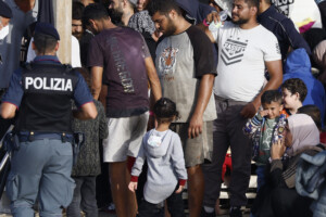 migrants cour de lue accompagner son enfant nest pas un delit daide a lentree illegale