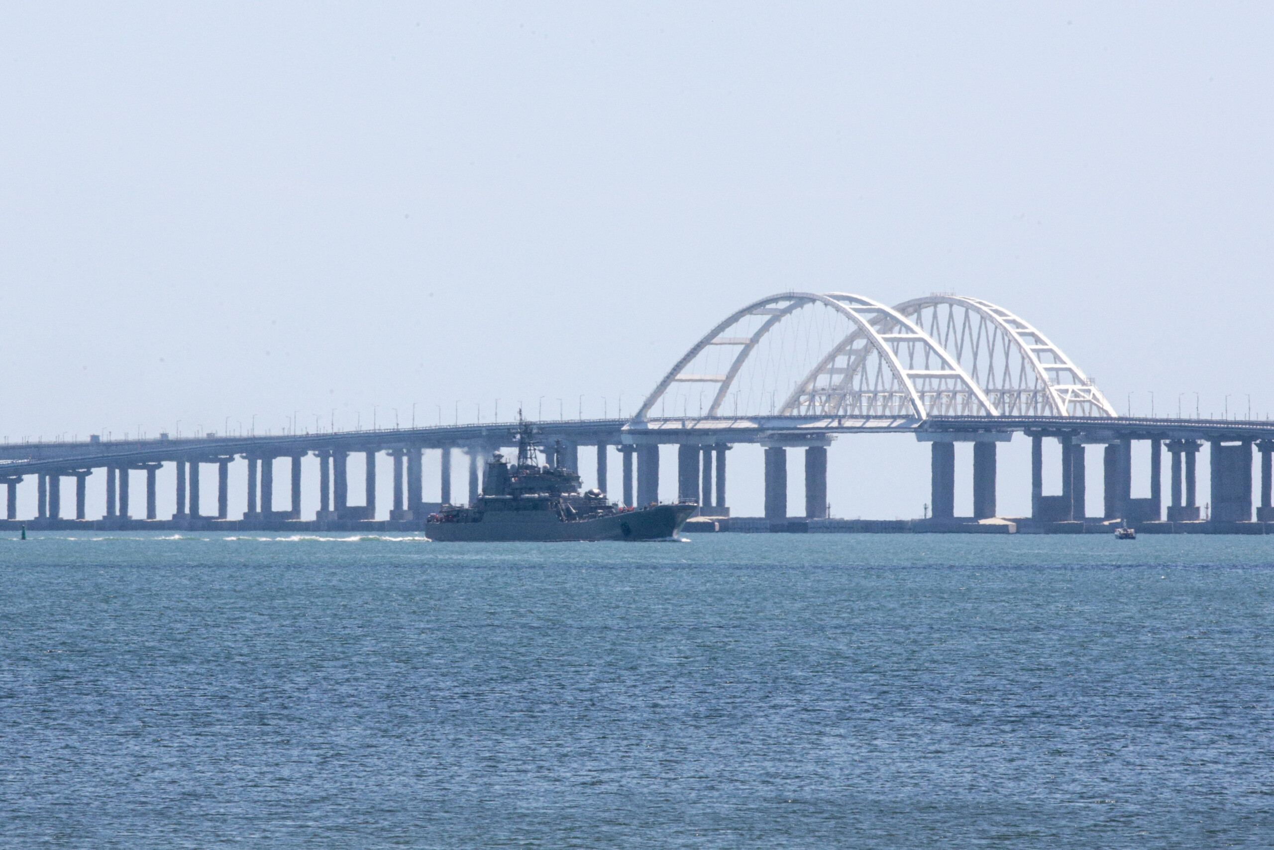 ukraine kyiv annonce avoir frappe le pont de crimee avec des explosifs sous marins scaled
