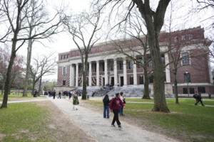 etats unis trump interdit les visas pour les etudiants etrangers a harvard