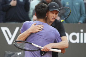 tennis roland garros pour les bookmakers alcaraz est favori face a sinner