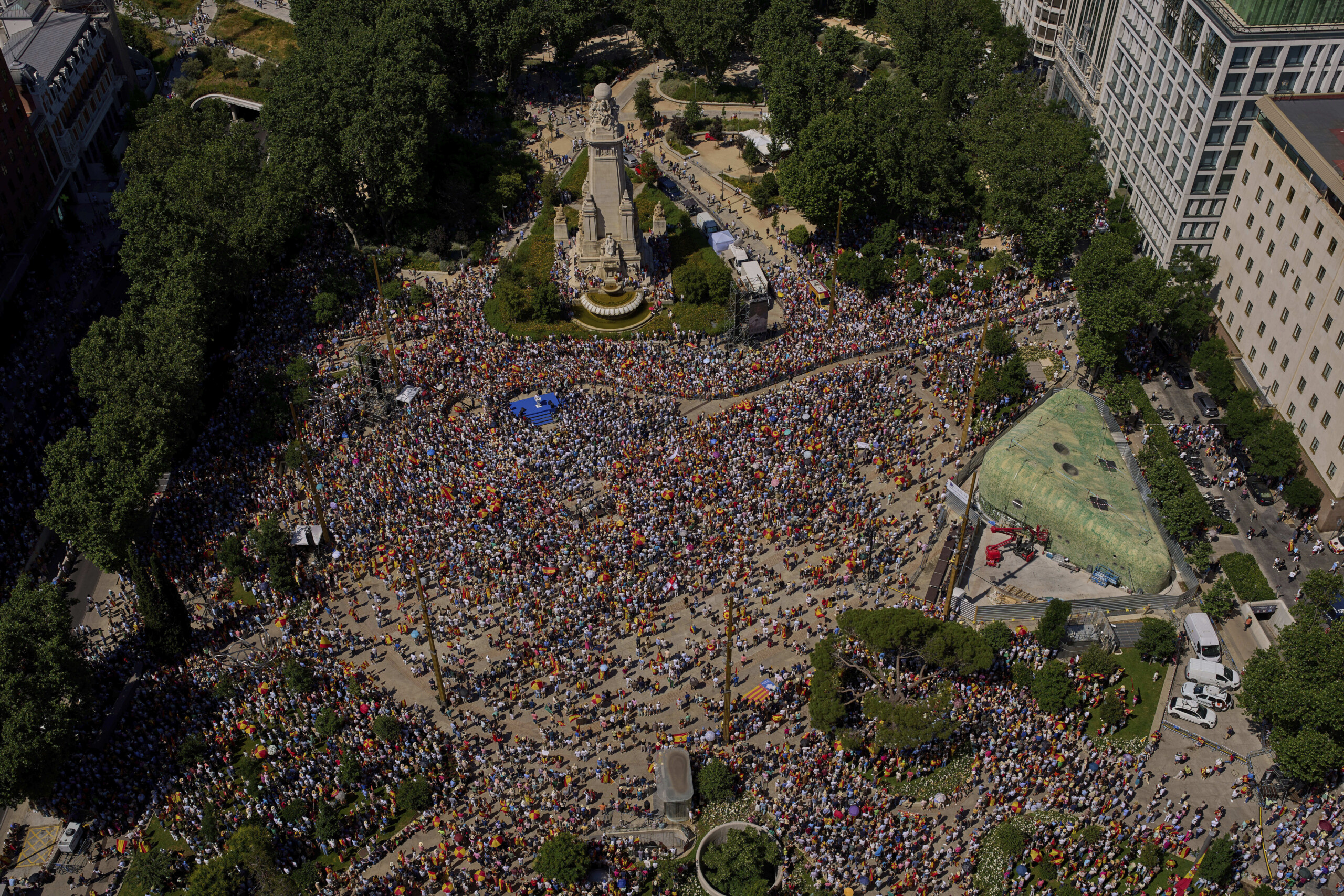espagne des dizaines de milliers de personnes manifestent a madrid contre le gouvernement sanchez scaled