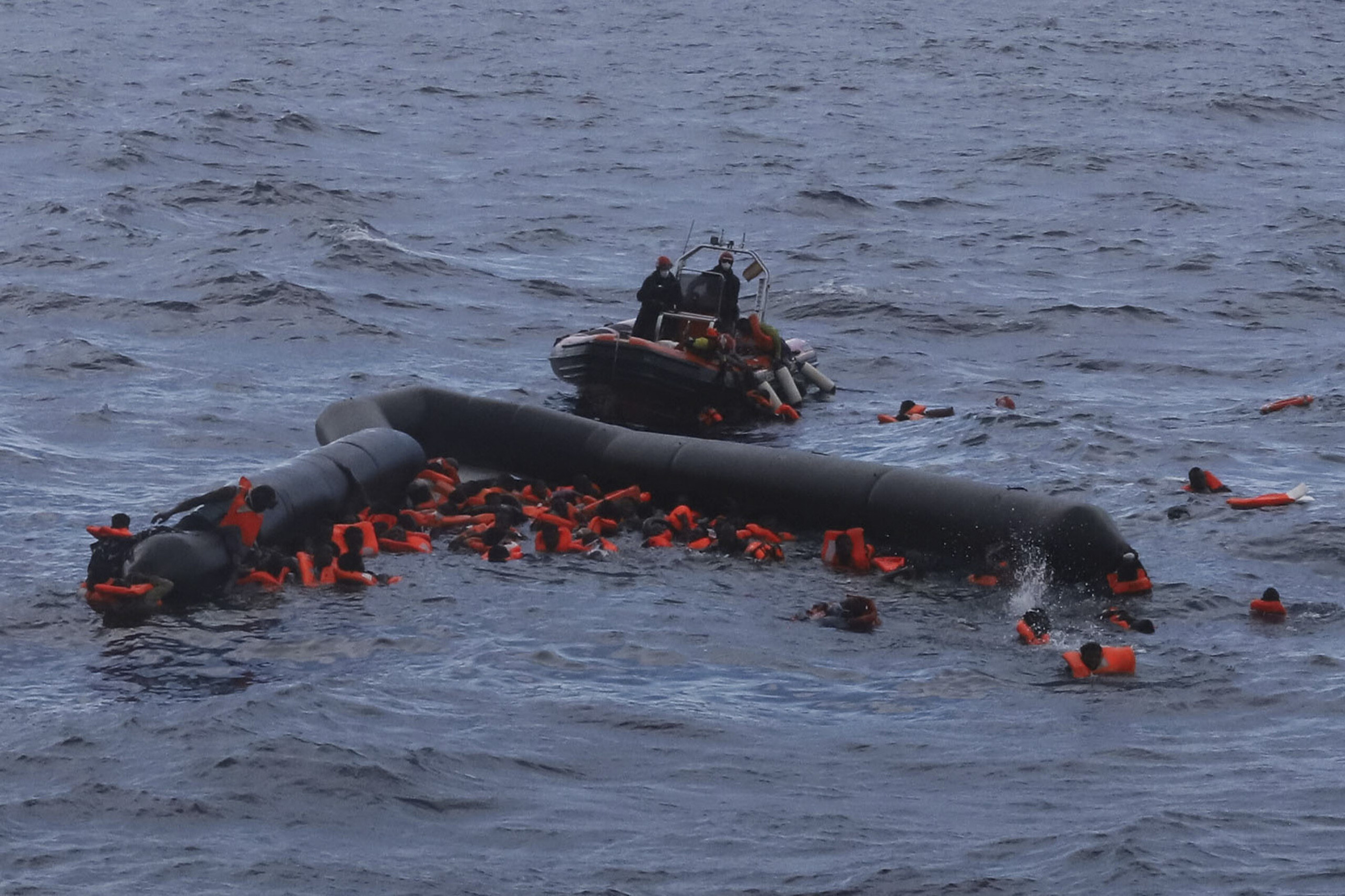 migrants open arms secourt 109 personnes supplementaires depuis le voilier astral 4 retrouvees dans leau scaled