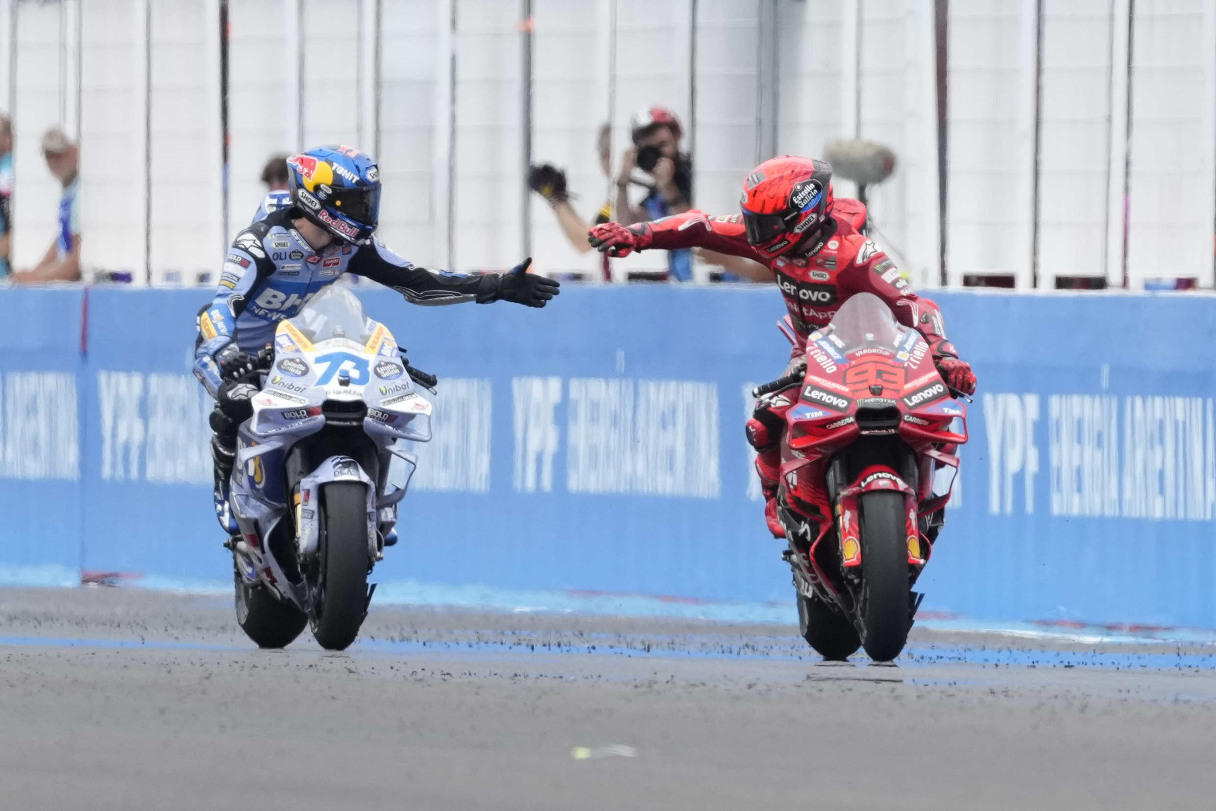motogp grand prix daragon marquez simpose devant son frere alex bagnaia troisieme