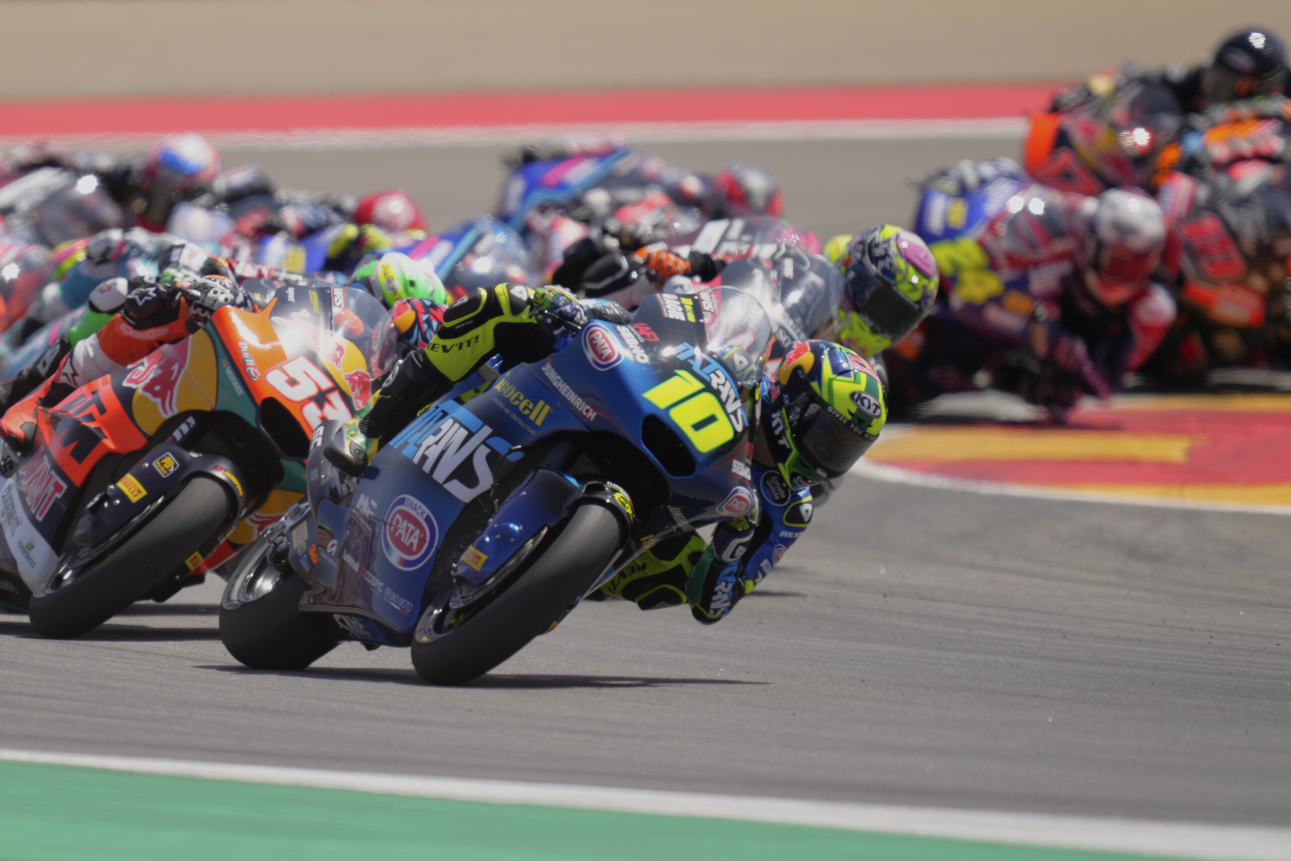 motogp grand prix daragon oncu simpose au sprint devant moreira en moto2 scaled