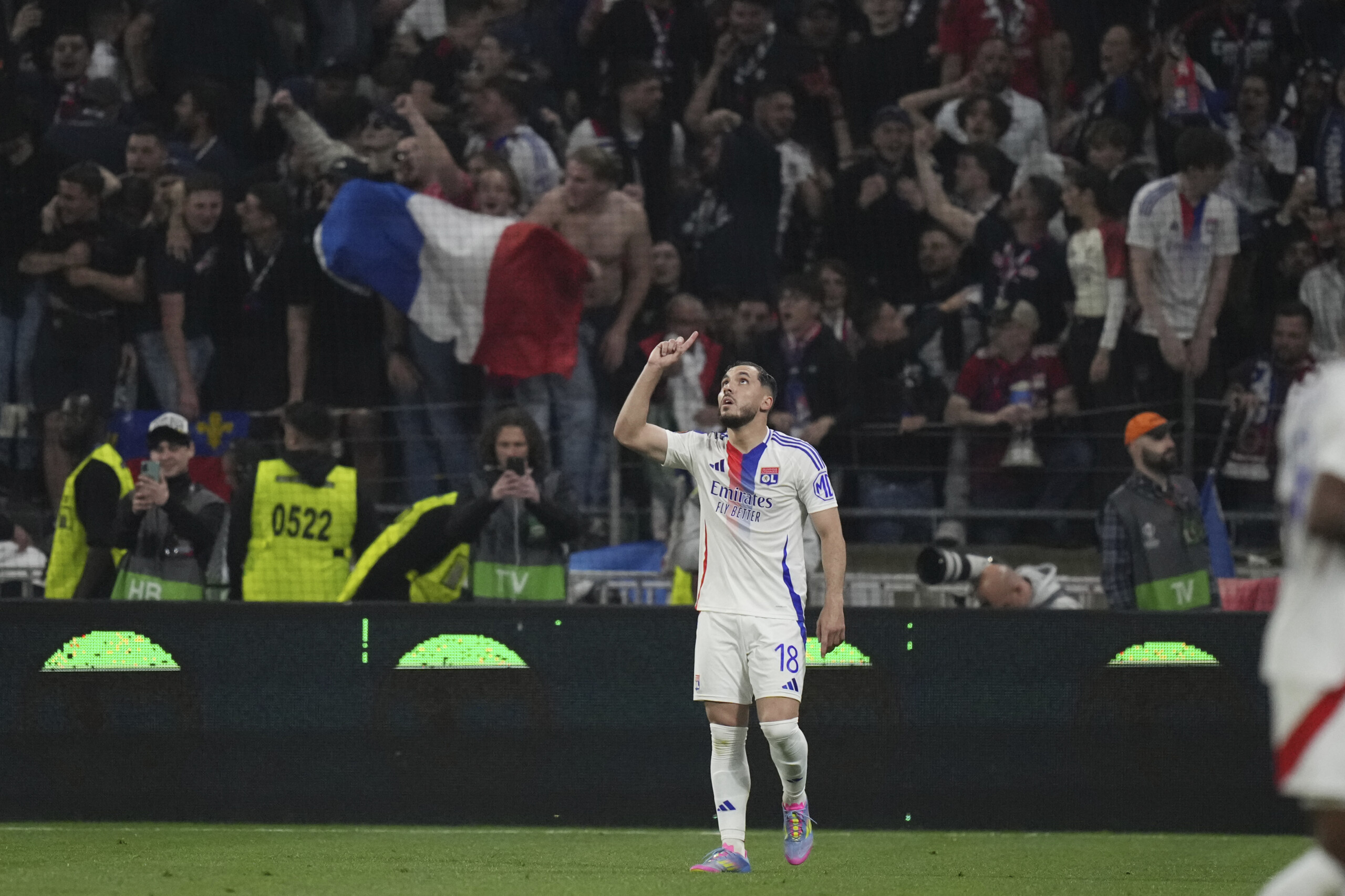manchester city officialise le transfert de cherki depuis lyon scaled