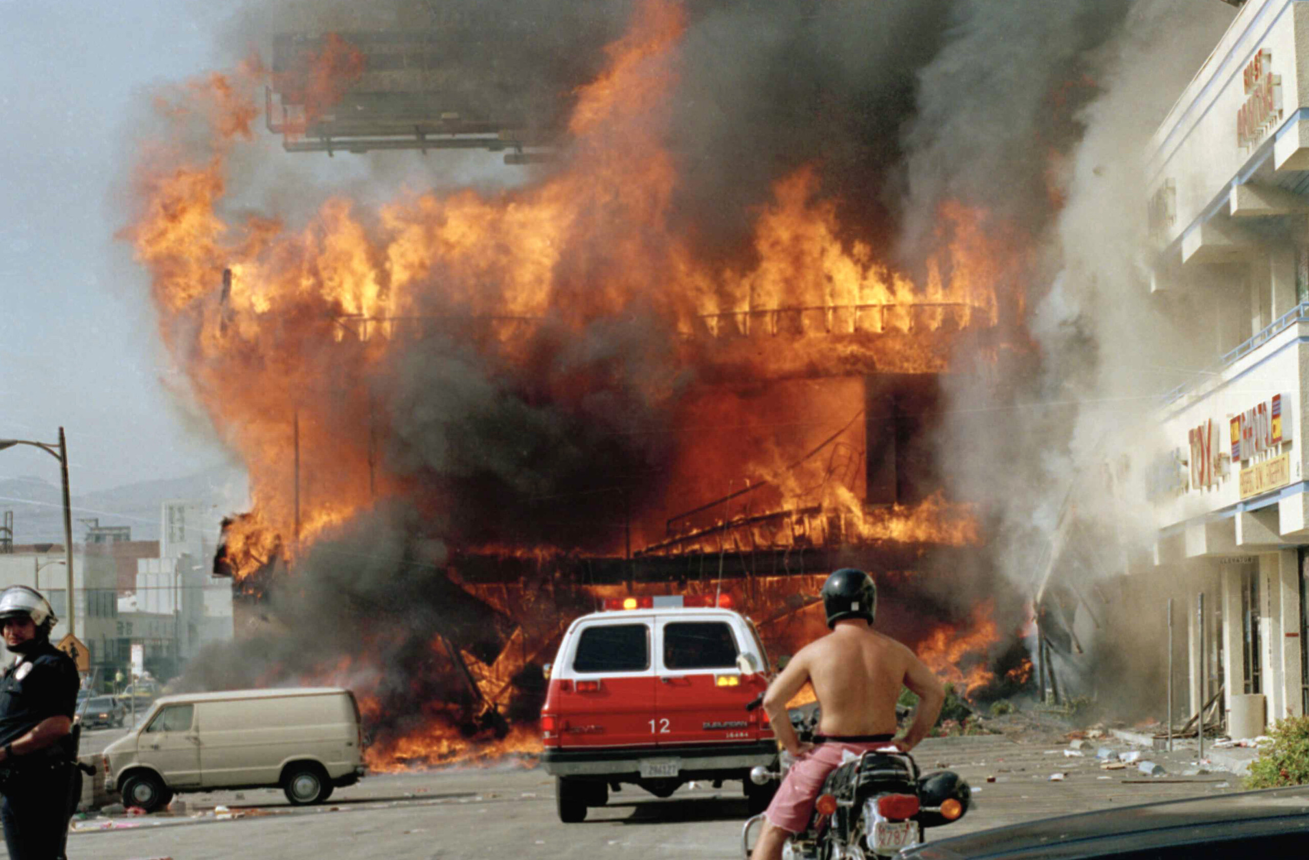 arrestations massives a los angeles apres le debut du couvre feu scaled