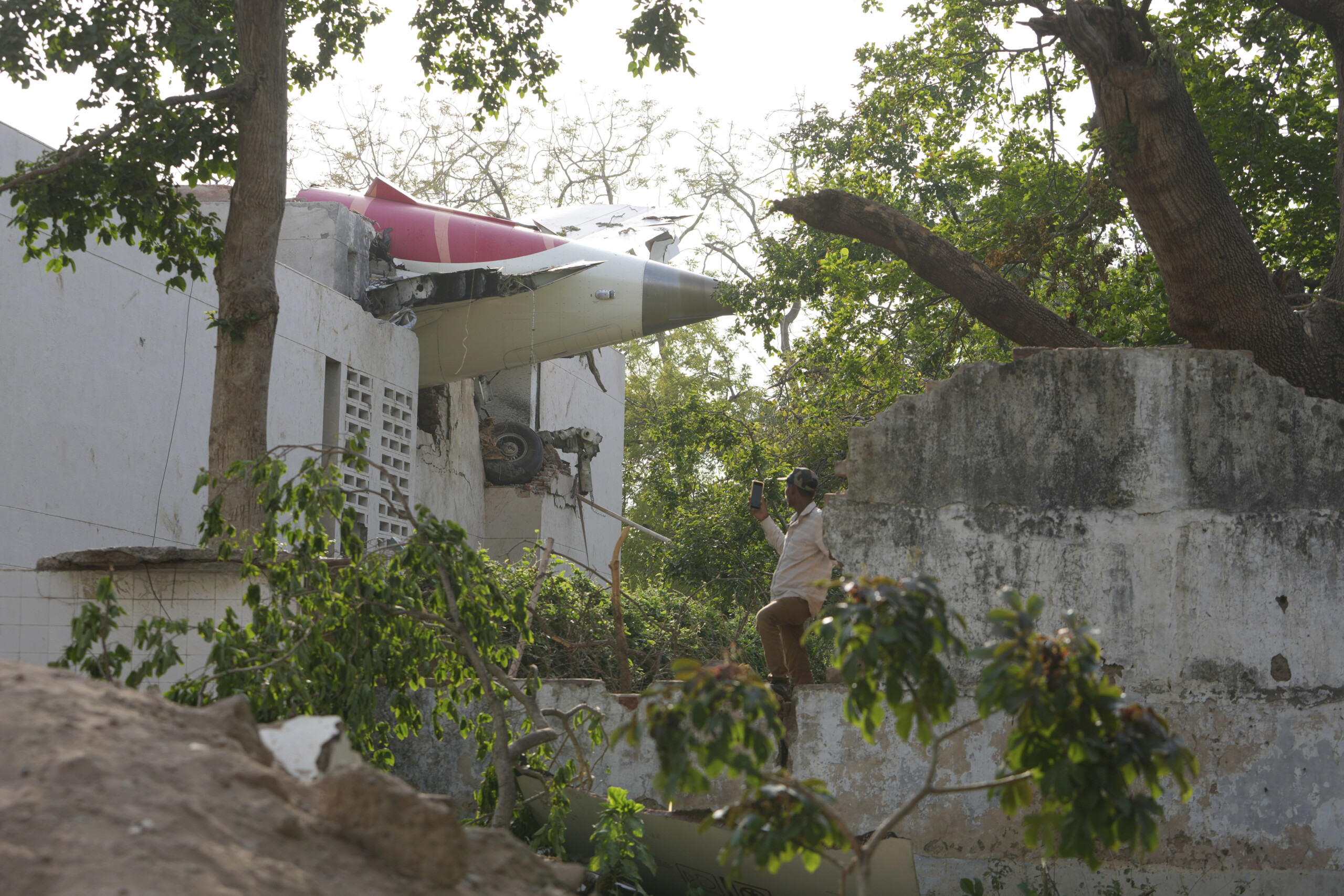 inde medias un passager survivant retrouve apres un crash aerien scaled