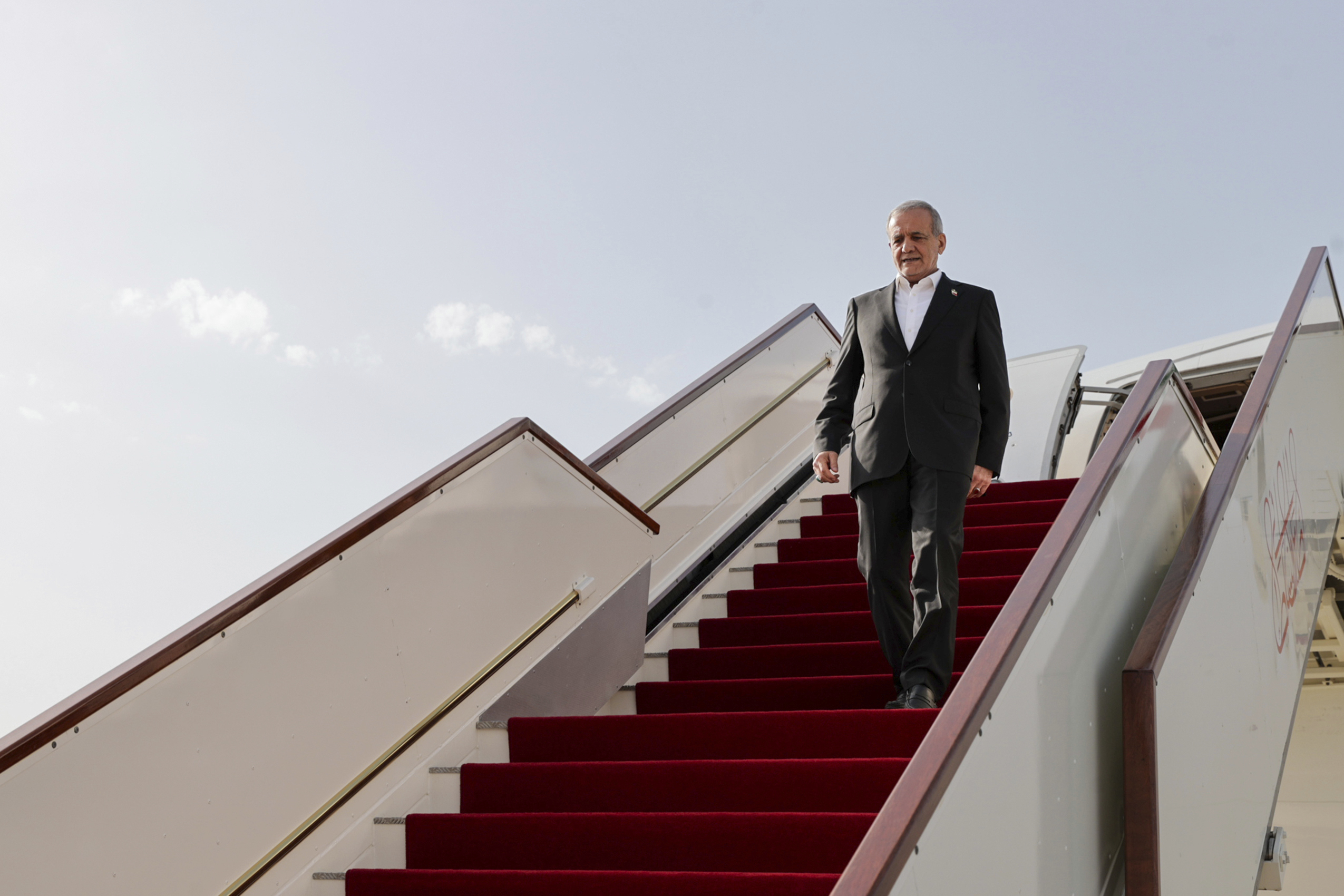iran pezeshkian nous reagirons avec force aux attaques israeliennes