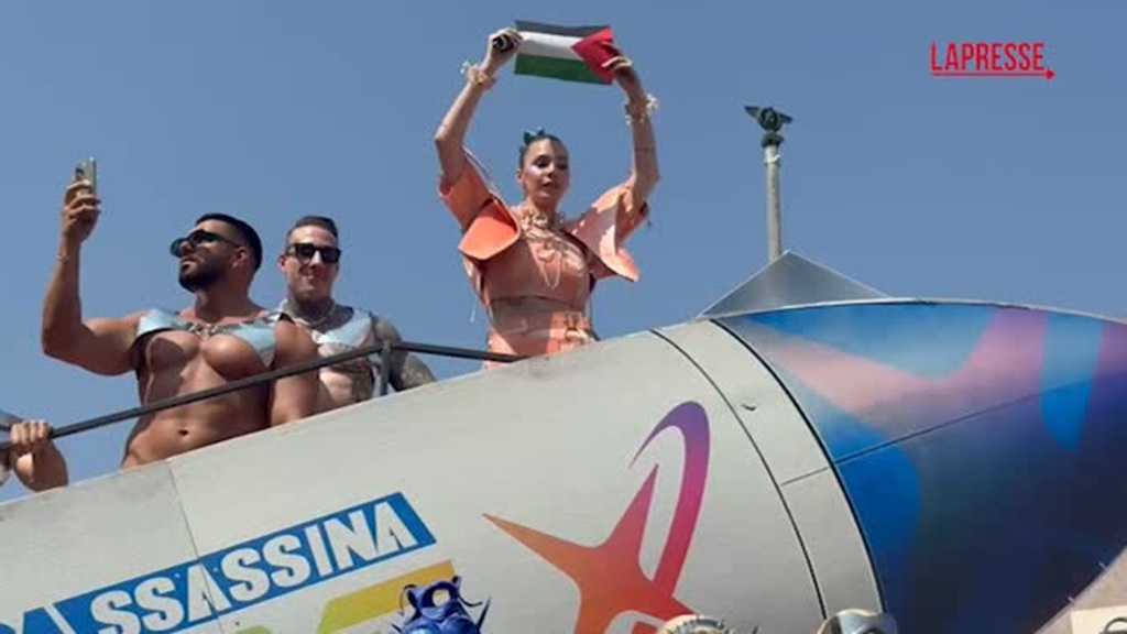 pride des milliers de personnes se rassemblent sur la place de la republique a rome pour participer a la parade