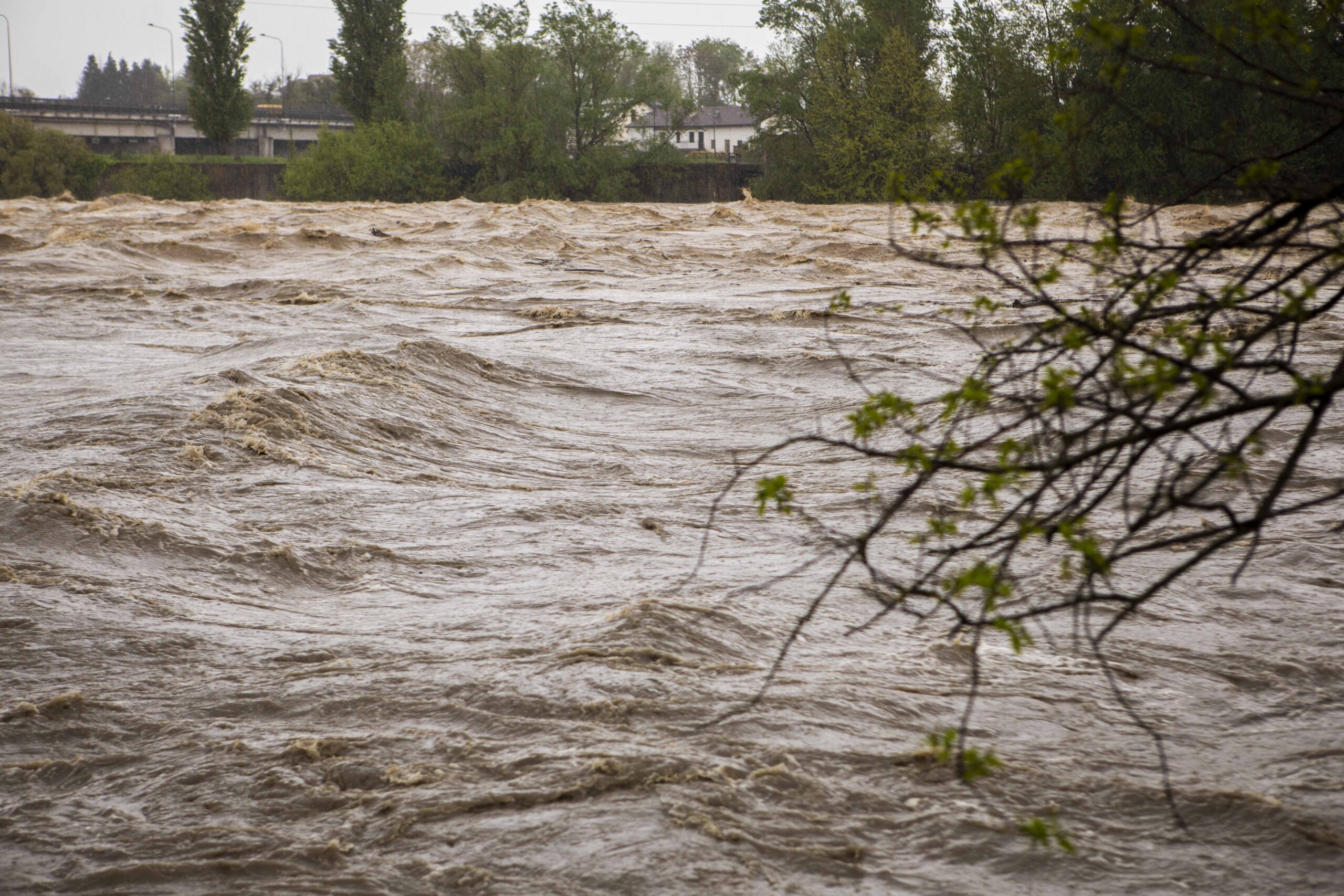 mauvais temps pluie et vent sur le centre de litalie alerte jaune dans 8 regions scaled