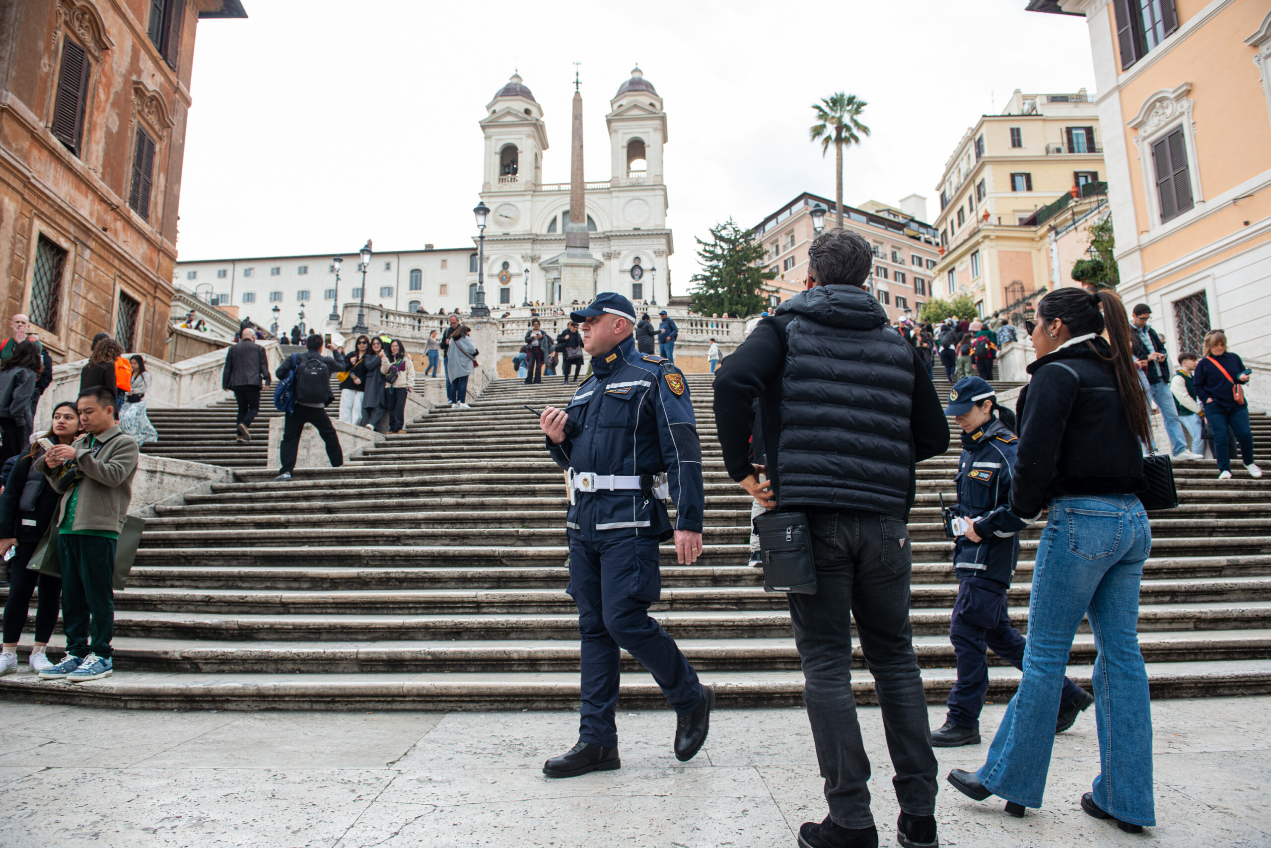 rome une voiture devale les marches de la trinite des monts un homme age secouru scaled