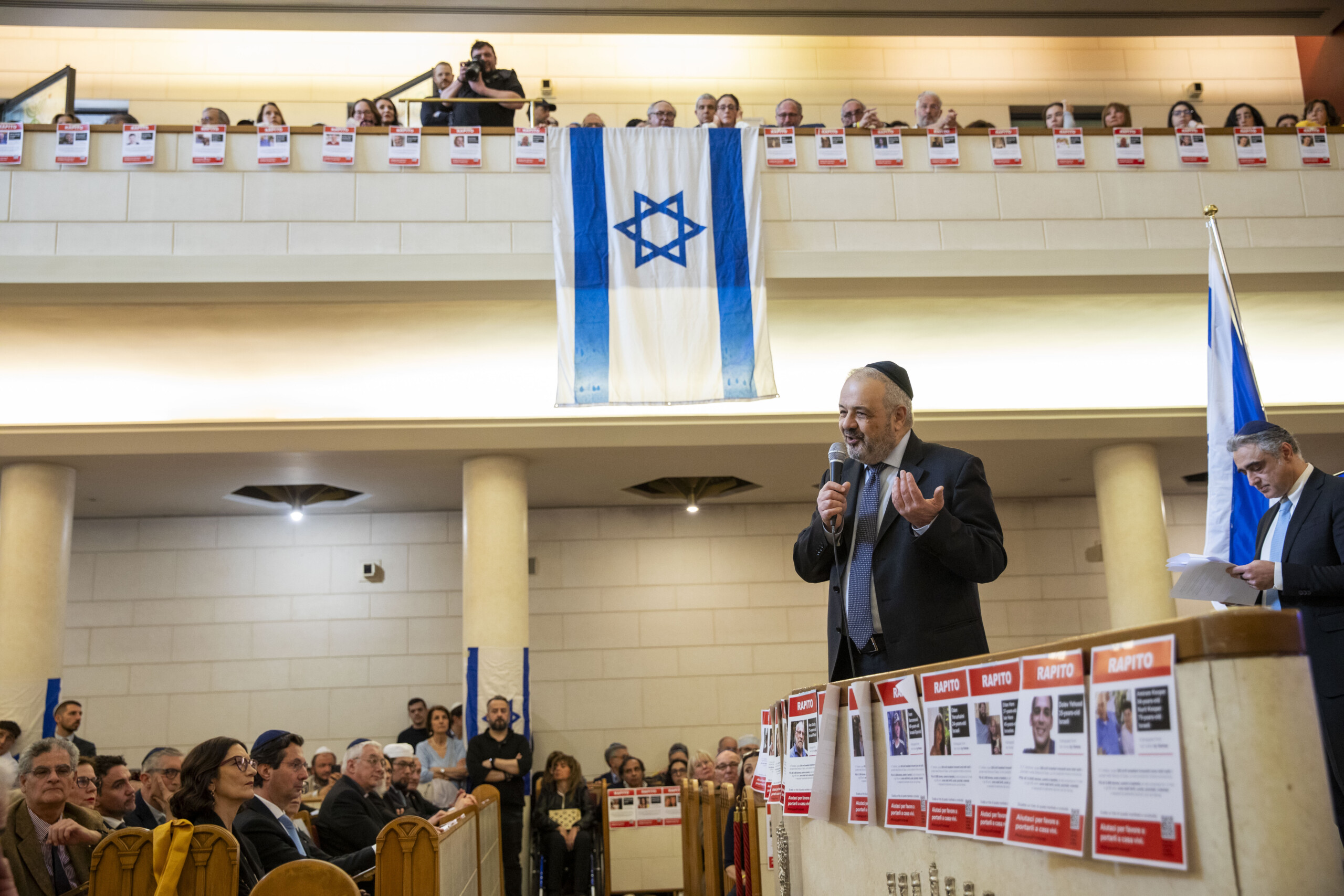 milan nahum des jeunes juifs frappes et insultes devant une synagogue scaled
