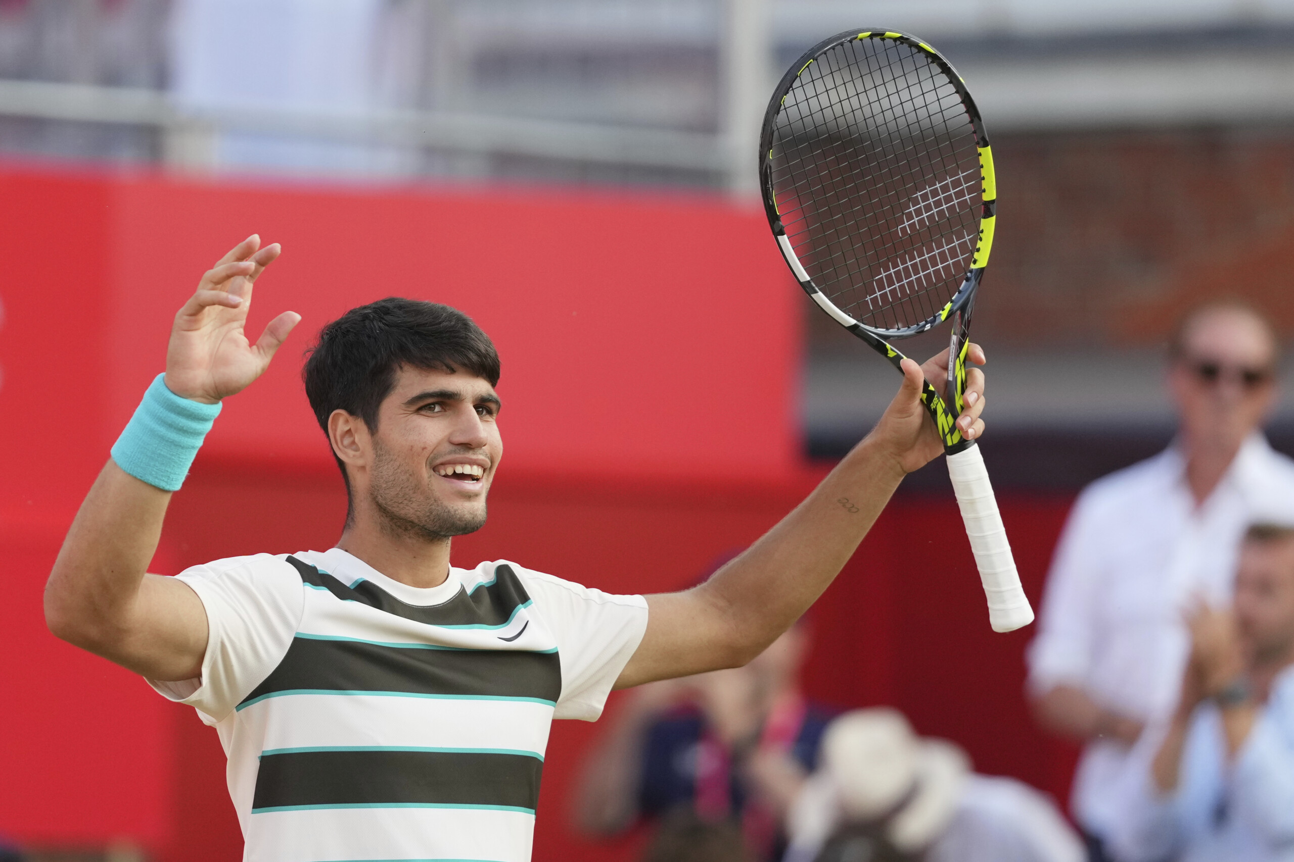 atp queens alcaraz souffre mais se qualifie pour les quarts de finale scaled