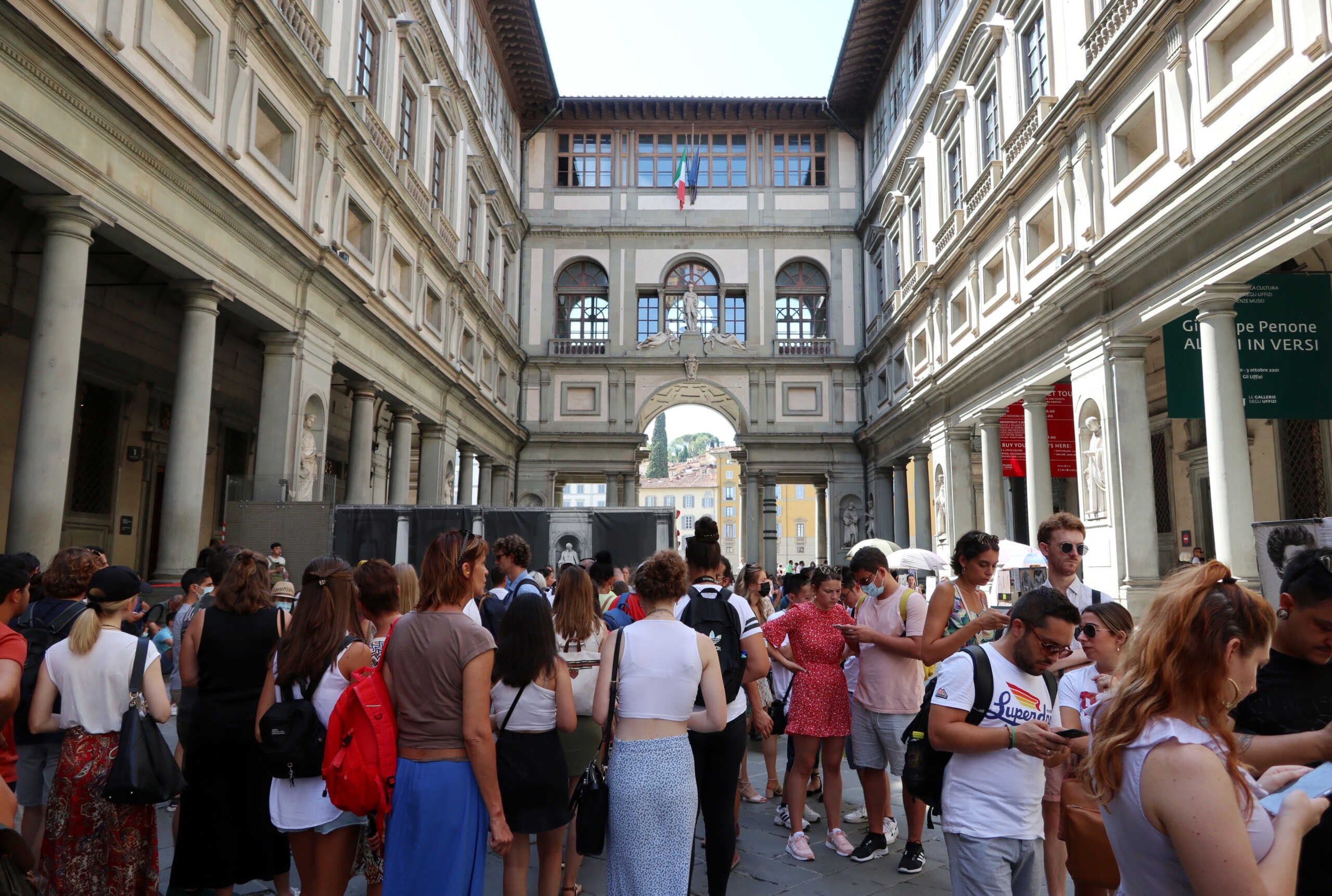 florence pour prendre un selfie aux offices un touriste heurte et endommage une toile du xviiie siecle scaled