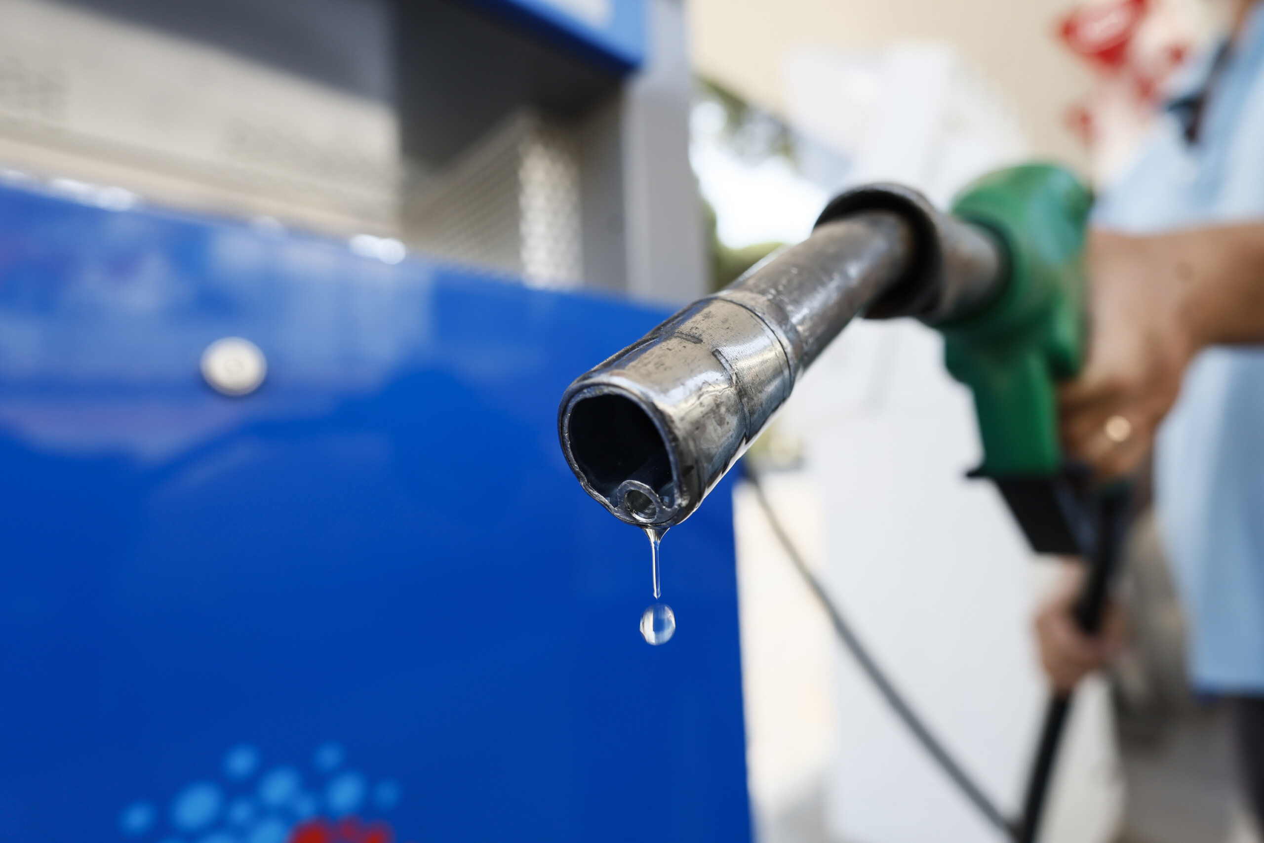 carburants codacons sur autoroute le prix au litre depasse les 23 euros avec service scaled