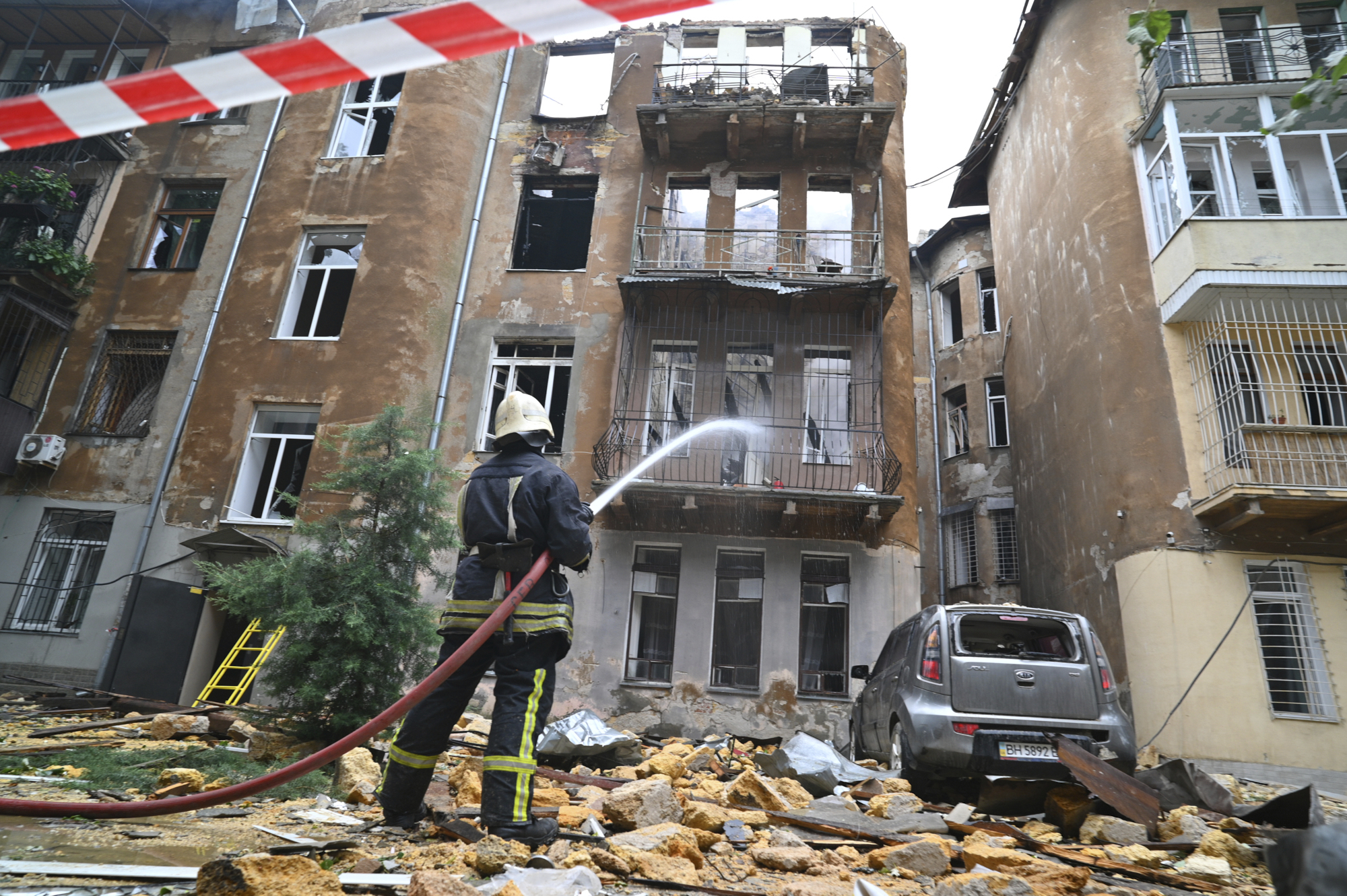 ukraine dans la nuit des missiles russes frappent kiev faisant 5 morts et 13 blesses