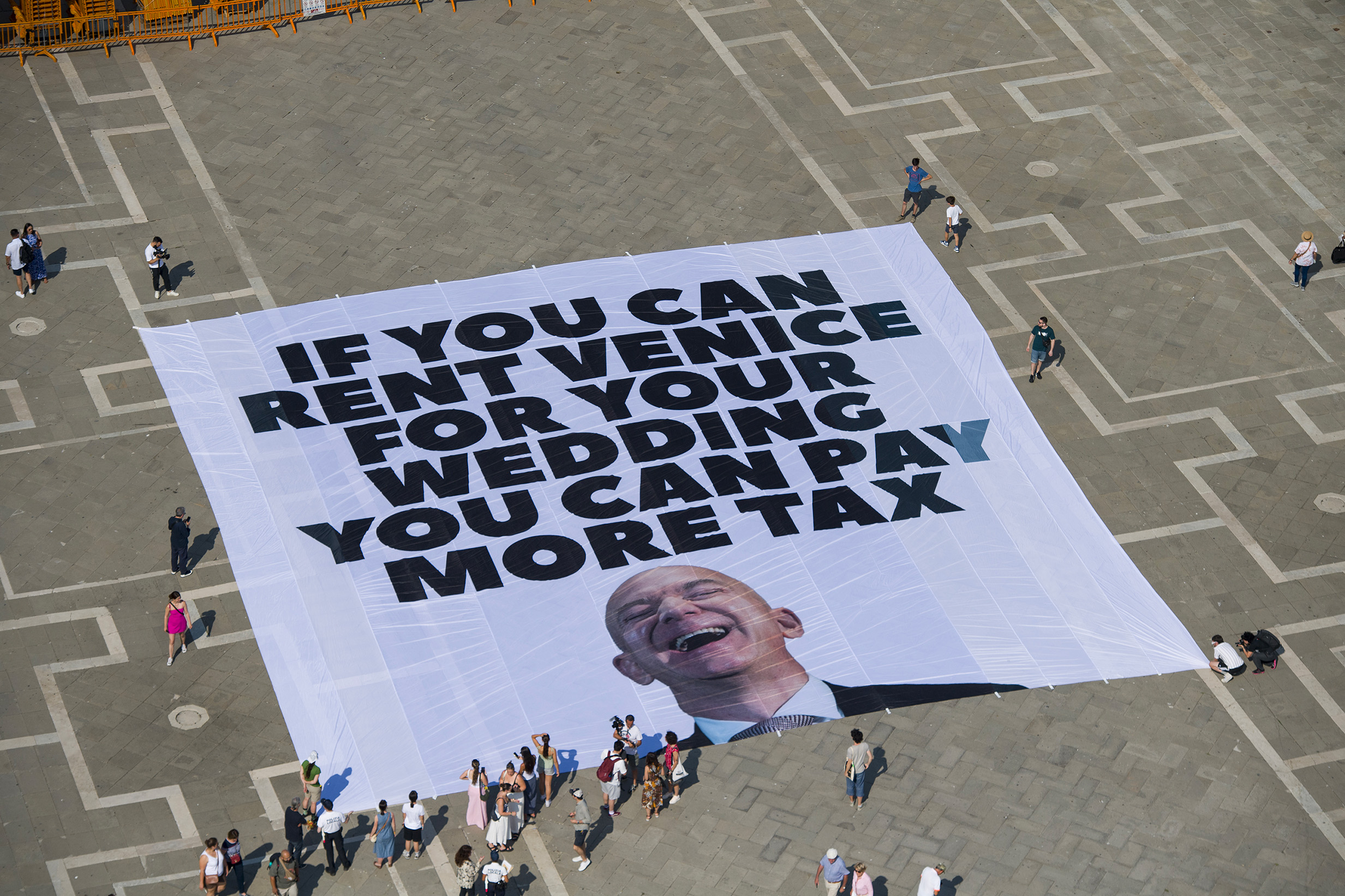 venise banderole greenpeace contre le mariage de bezos payez plus dimpots