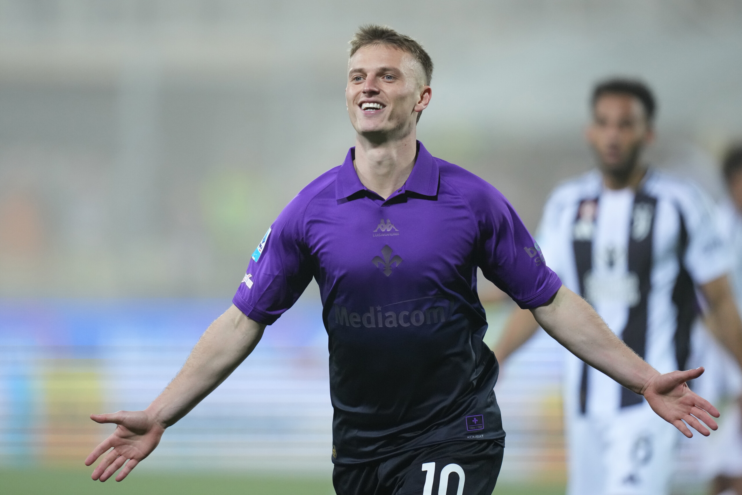 football la fiorentina officialise le rachat de gudmundsson au genoa scaled